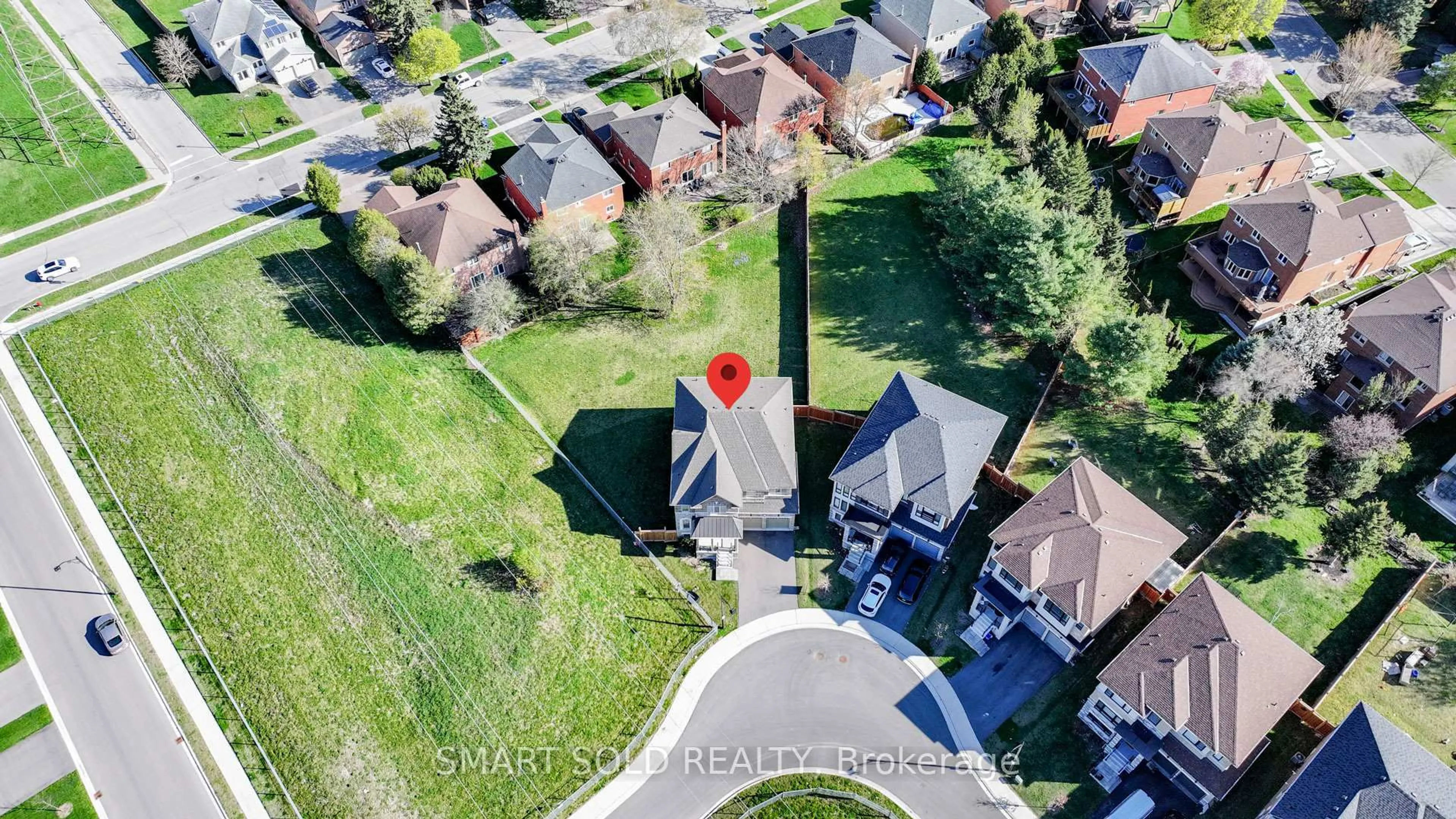 A pic from outside/outdoor area/front of a property/back of a property/a pic from drone, street for 51 Bethpage Cres, Newmarket Ontario L3X 0M4