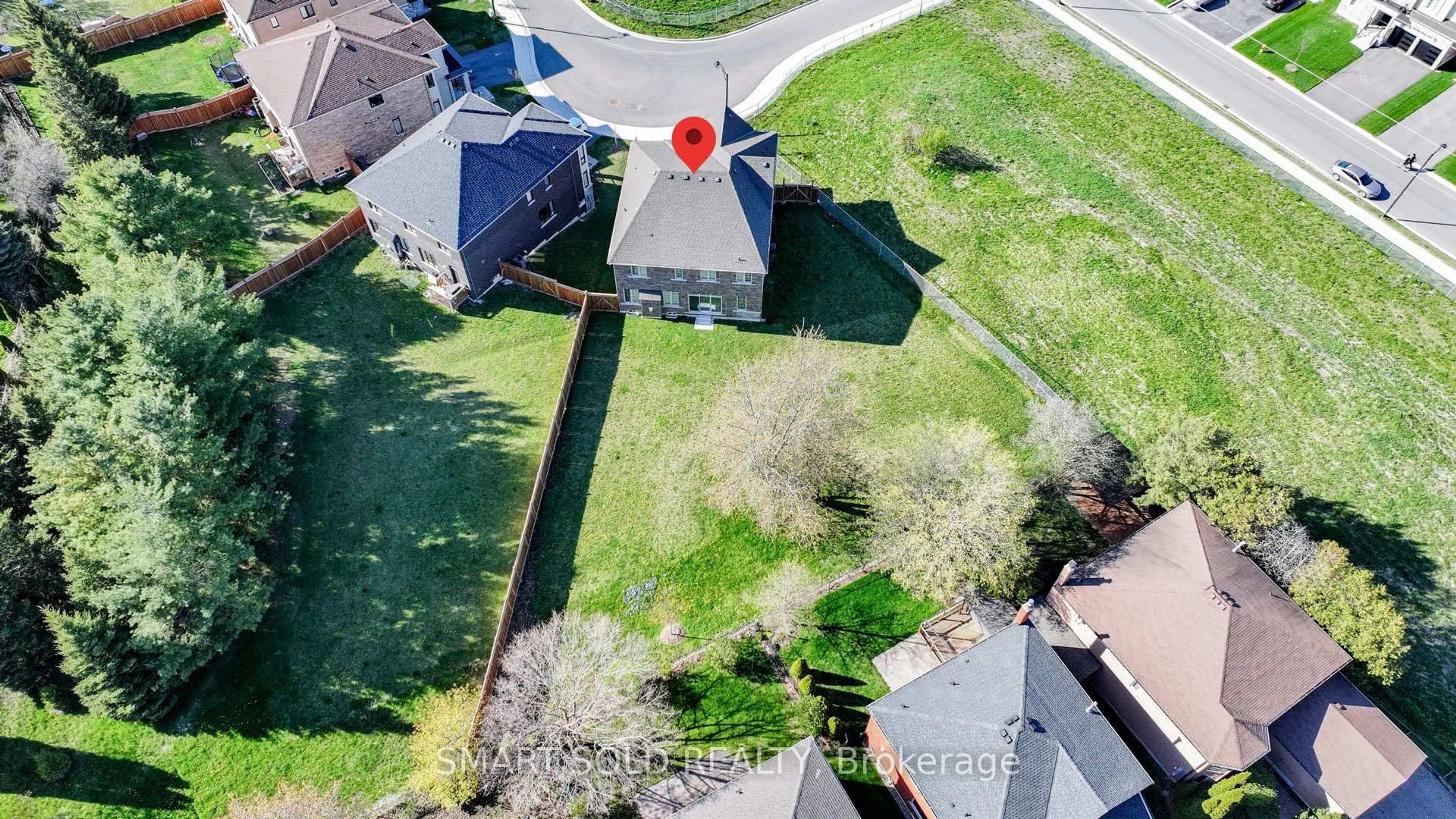 A pic from outside/outdoor area/front of a property/back of a property/a pic from drone, street for 51 Bethpage Cres, Newmarket Ontario L3X 0M4