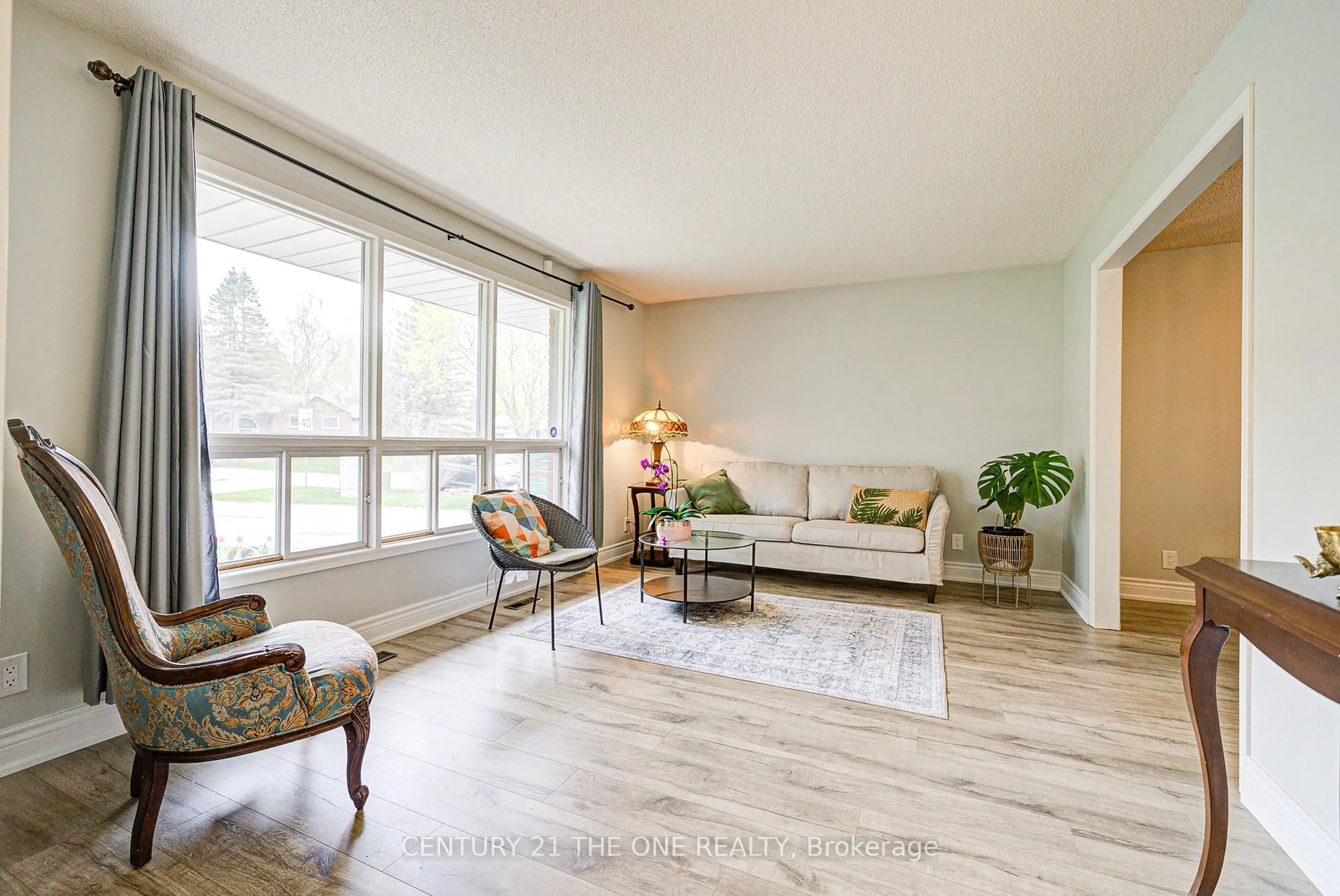 Living room with furniture, wood/laminate floor for 63 Kilpatrick Dr, East Gwillimbury Ontario L9N 1H7
