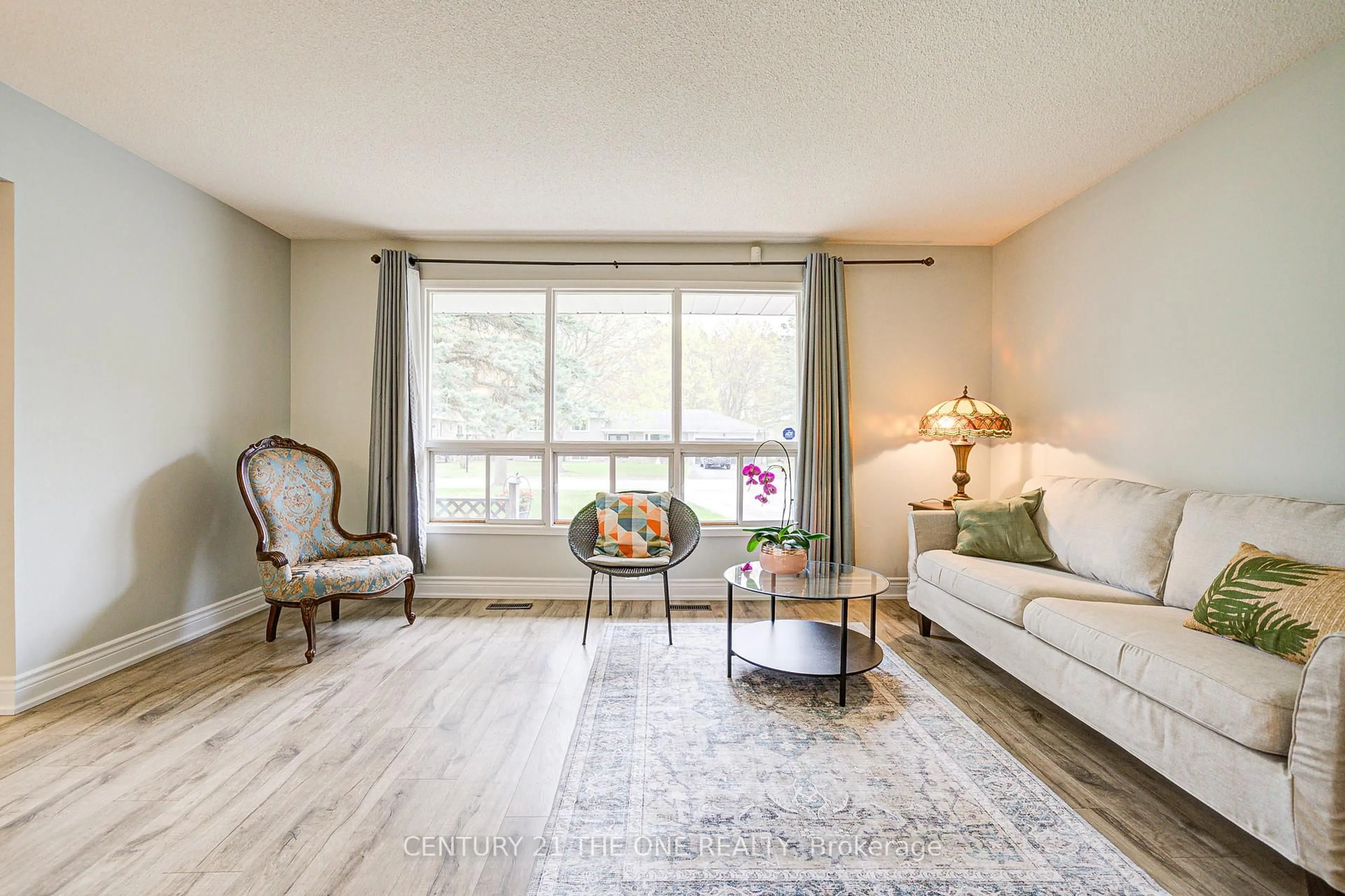 Living room with furniture, wood/laminate floor for 63 Kilpatrick Dr, East Gwillimbury Ontario L9N 1H7