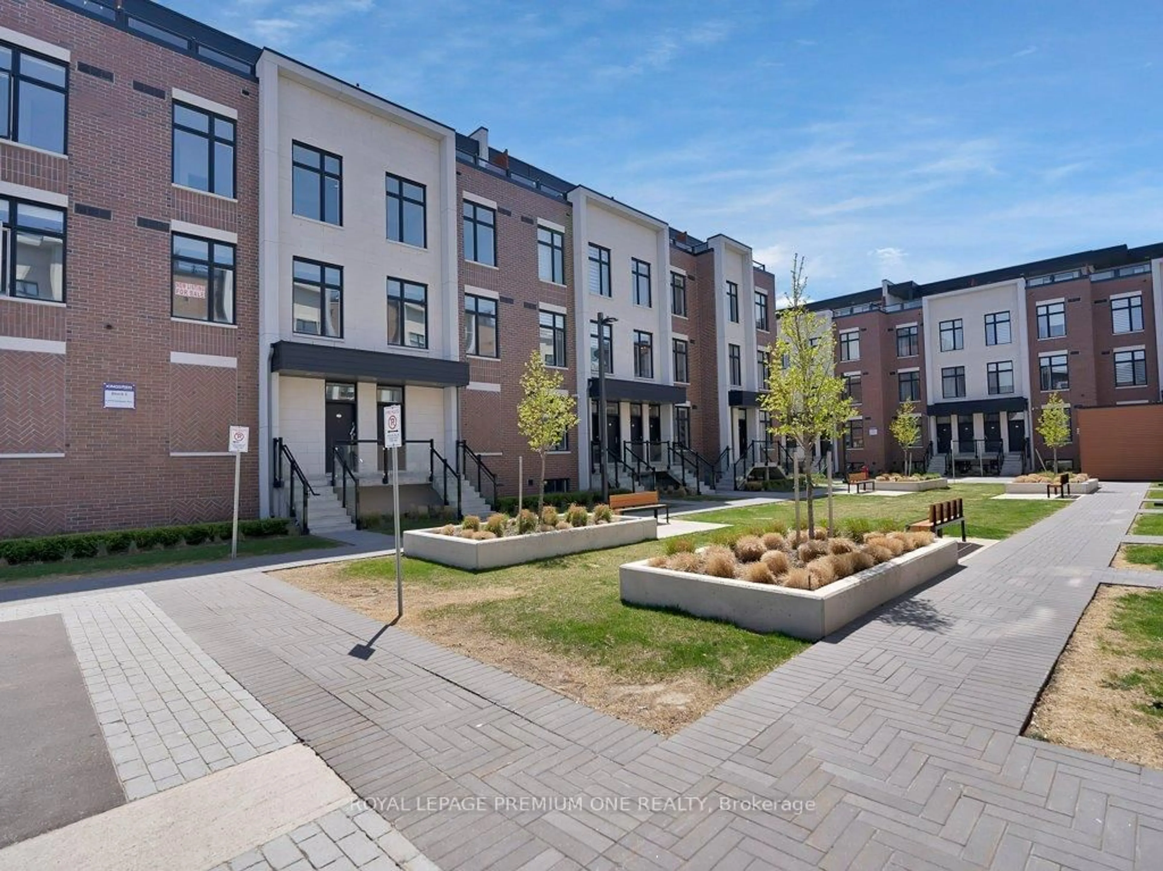 A pic from outside/outdoor area/front of a property/back of a property/a pic from drone, street for 9570 Islington Ave #225, Vaughan Ontario L4L 1A7