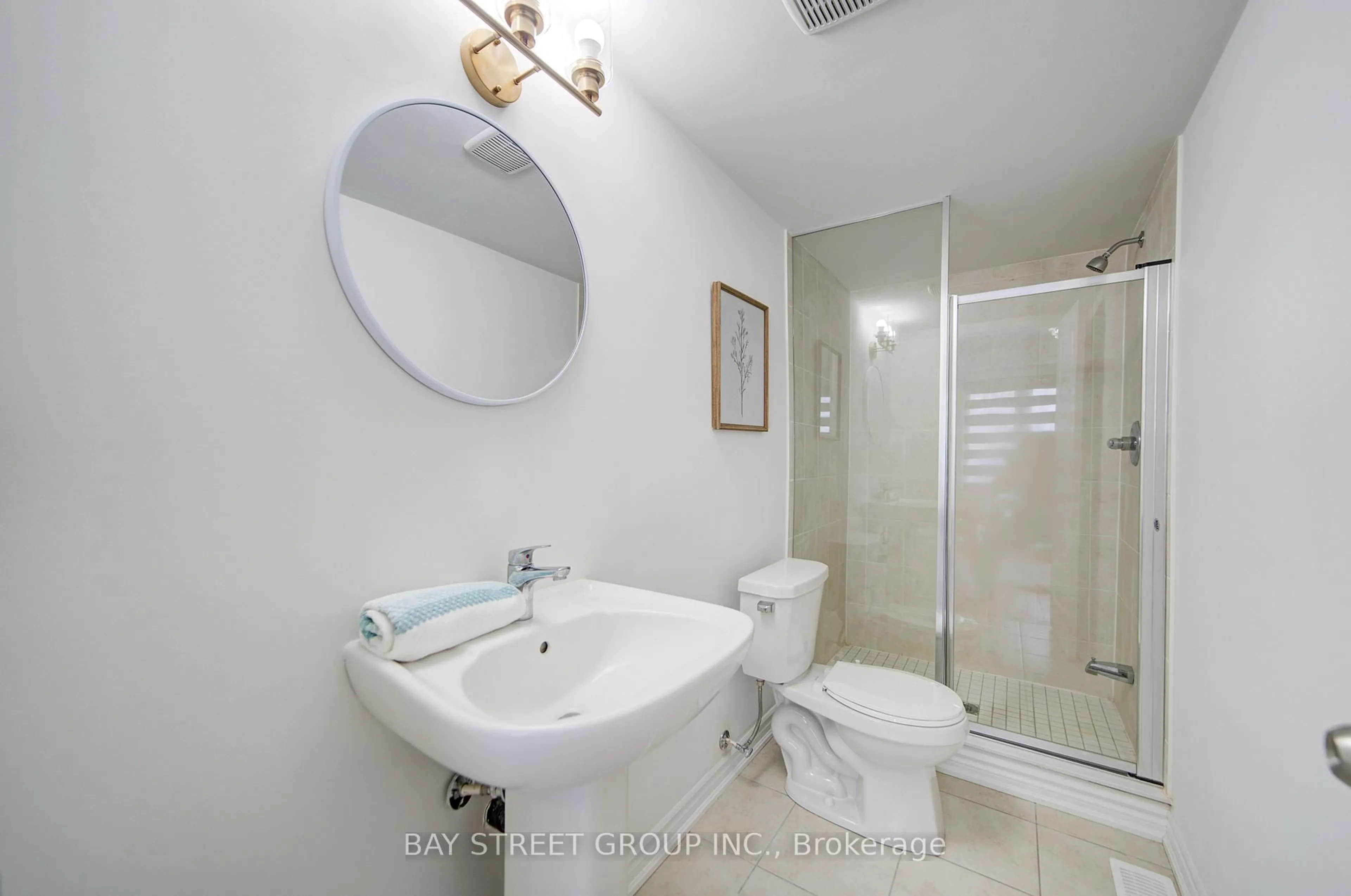 Standard bathroom, unknown for 6859 Main St, Whitchurch-Stouffville Ontario L4A 4X2