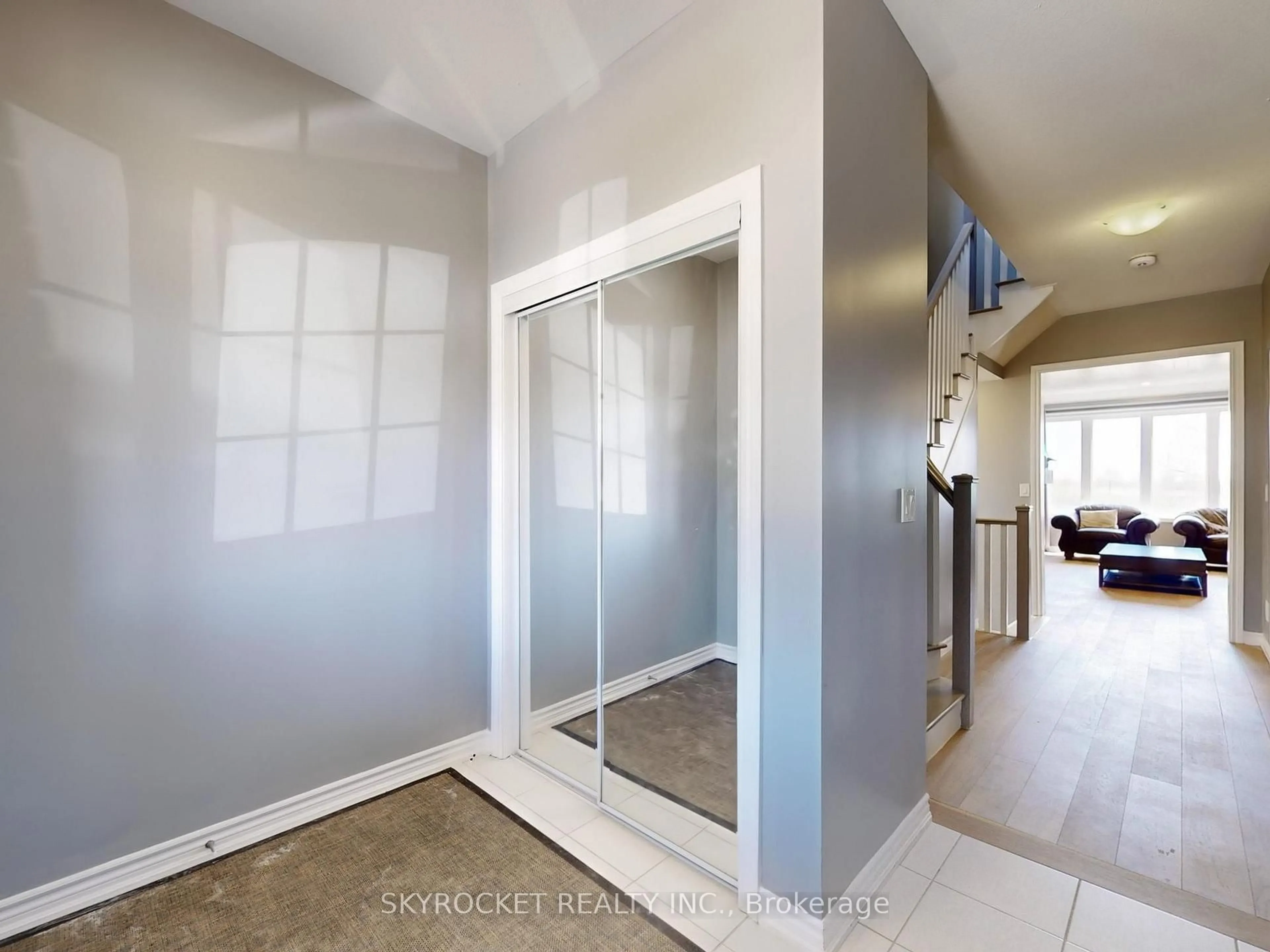 Indoor entryway for 15 Chessington Ave, East Gwillimbury Ontario L0G 1R0