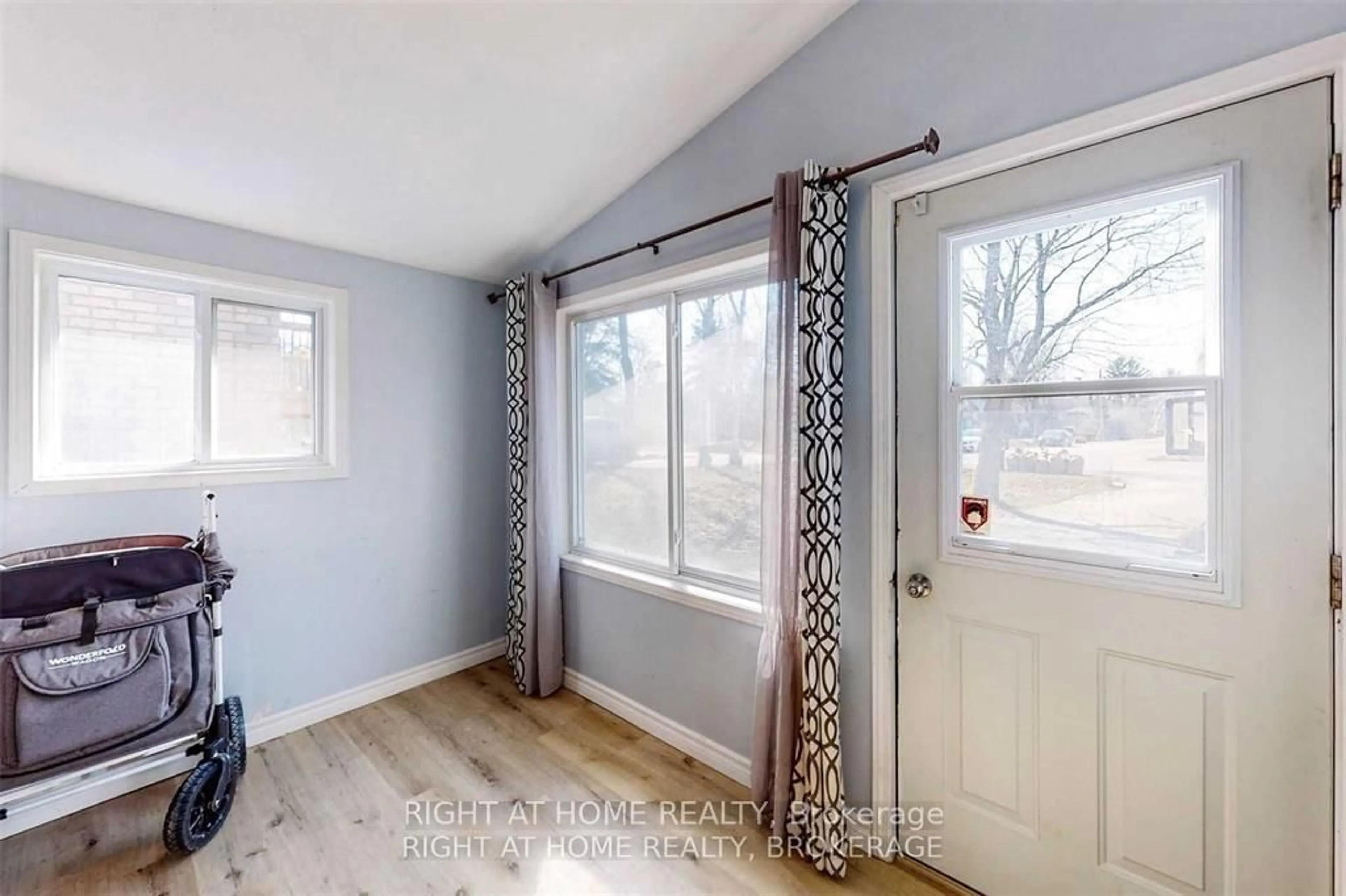 Indoor entryway for 746 William St, Innisfil Ontario L0M 1A0