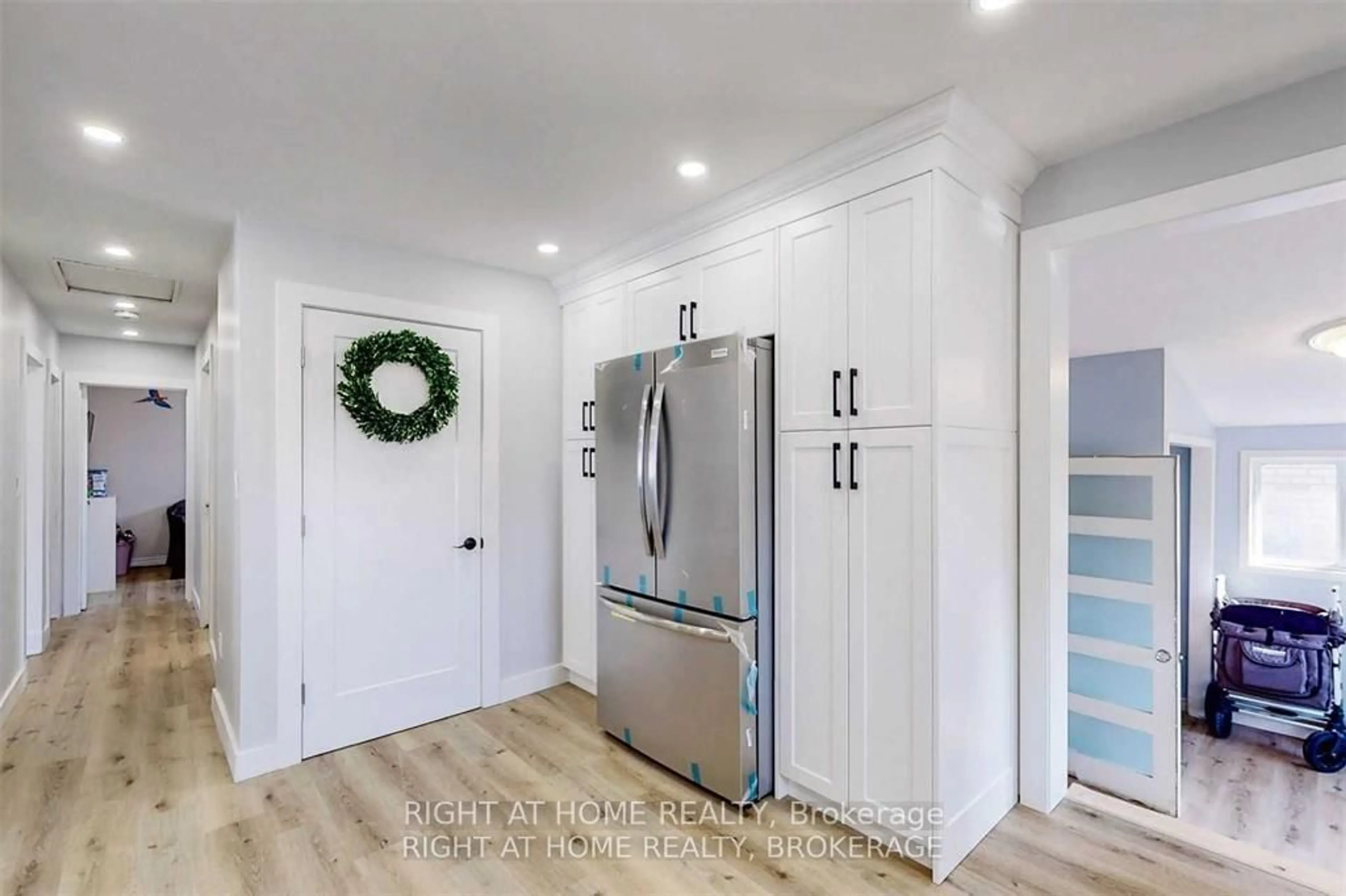Indoor entryway for 746 William St, Innisfil Ontario L0M 1A0