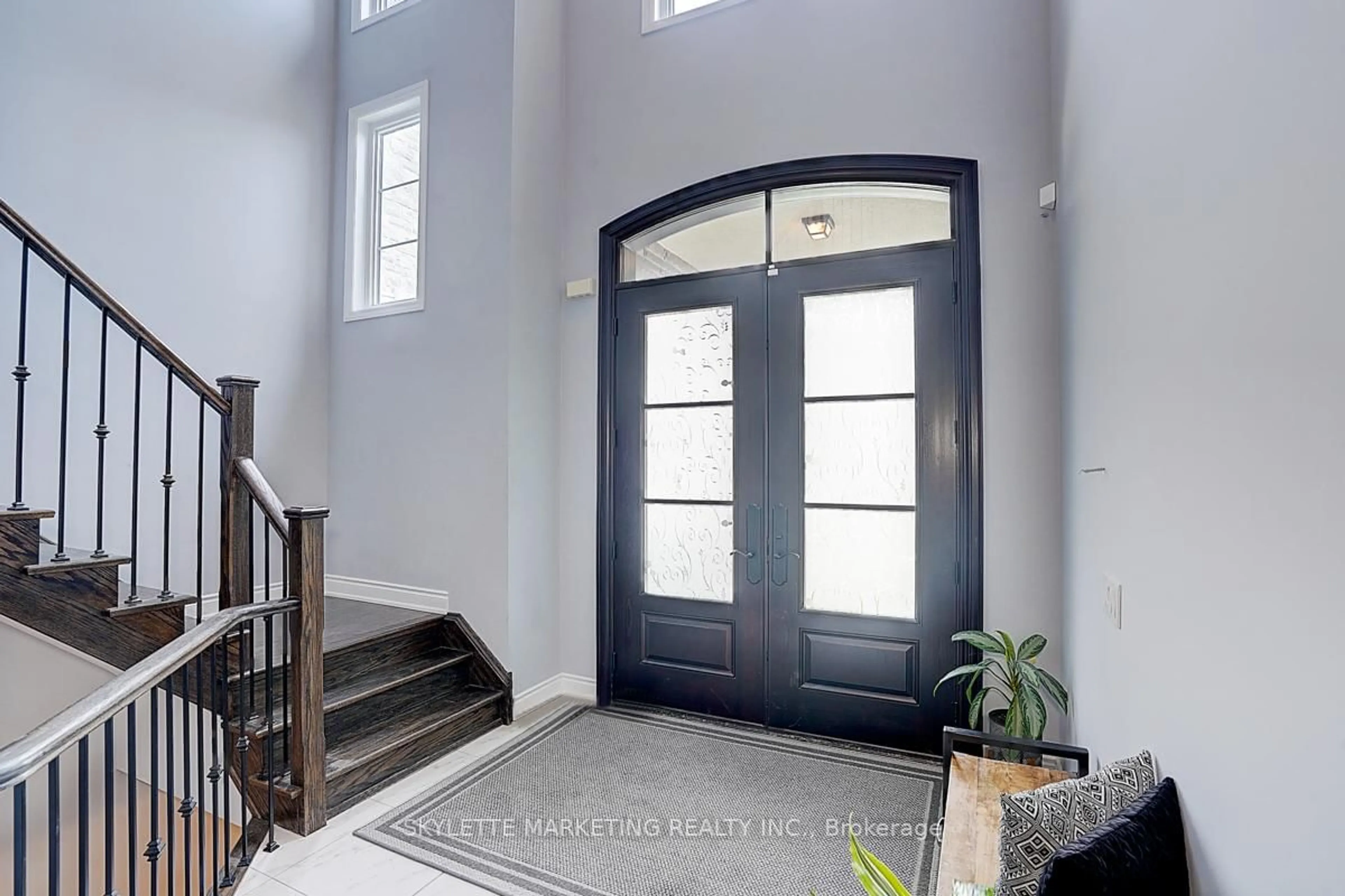 Indoor entryway for 3 Lavender Valley Dr, King Ontario L7B 0B9