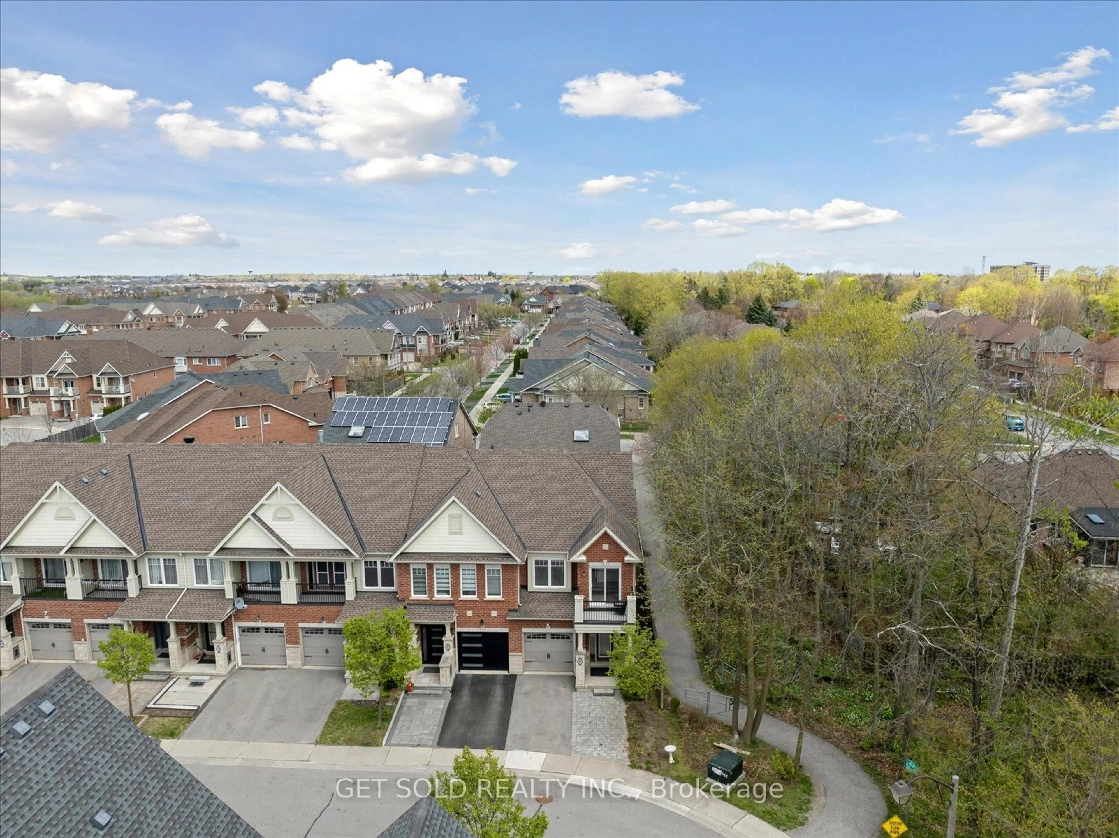 A pic from outside/outdoor area/front of a property/back of a property/a pic from drone, city buildings view from balcony for 90 Expedition Cres, Whitchurch-Stouffville Ontario L4A 0T1