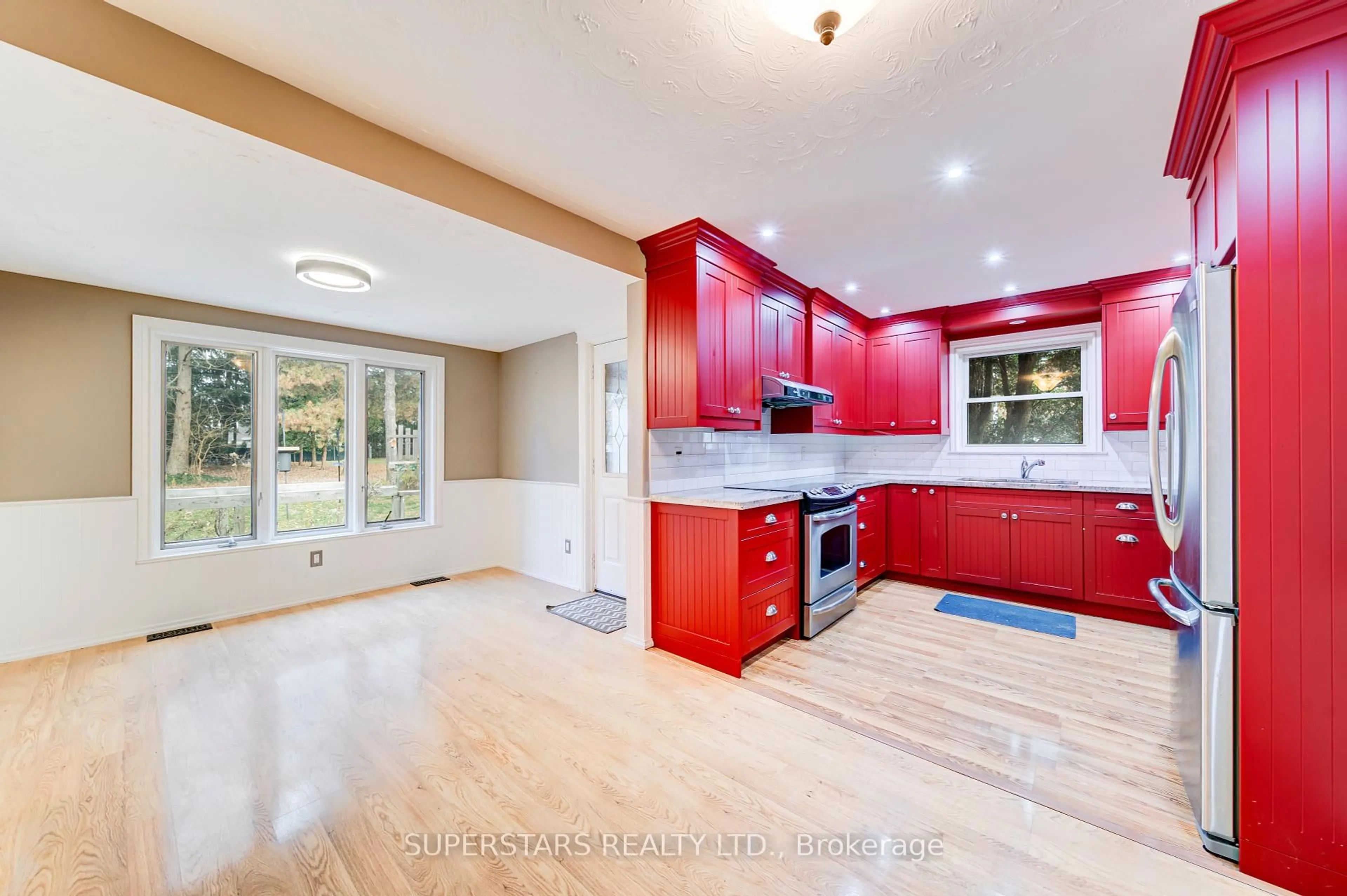 Open concept kitchen, ceramic/tile floor for 977 Srigley St, Newmarket Ontario L3Y 1Y4