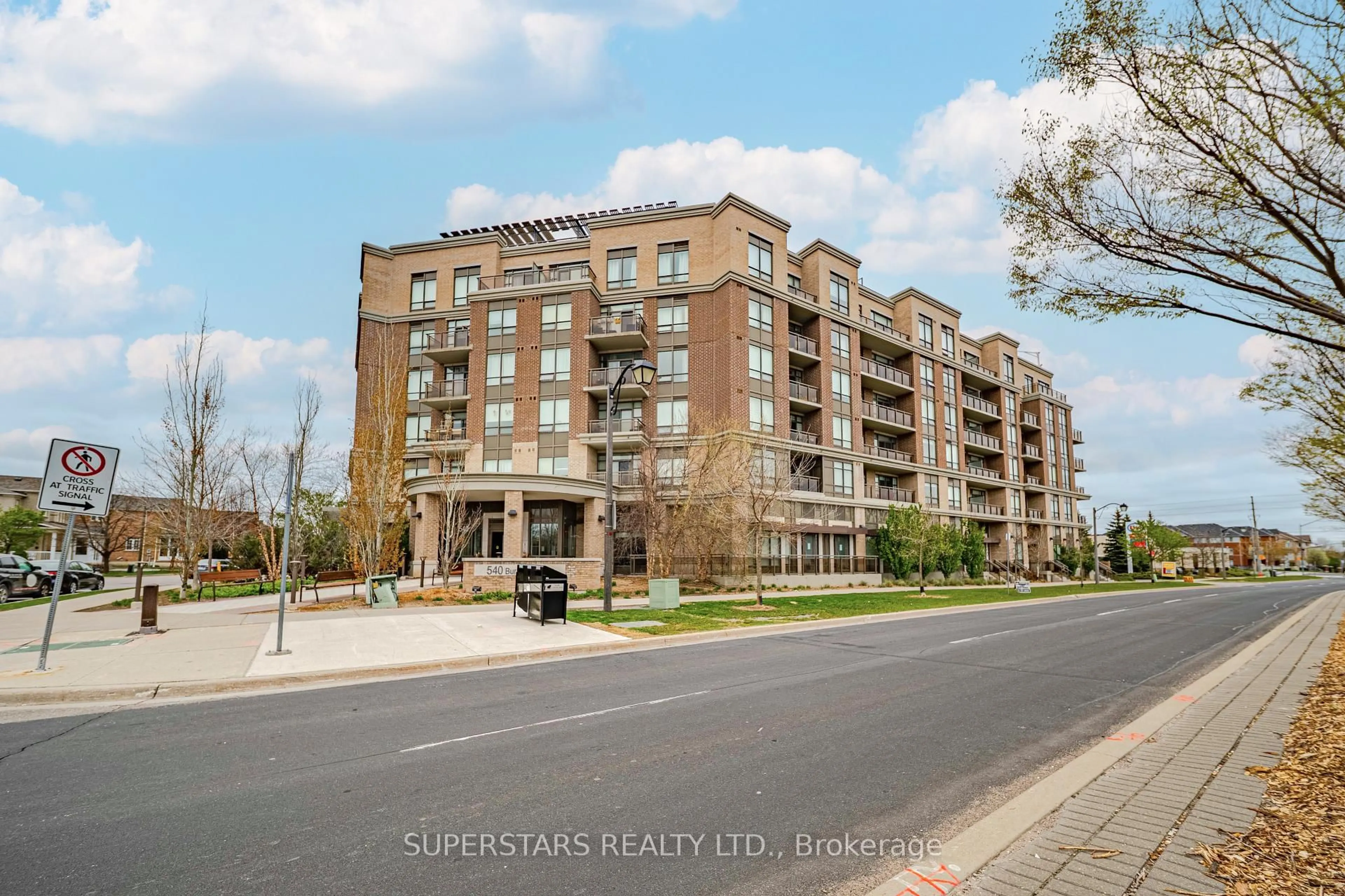 A pic from outside/outdoor area/front of a property/back of a property/a pic from drone, unknown for 540 Bur Oak Ave #223, Markham Ontario L6C 0Y2