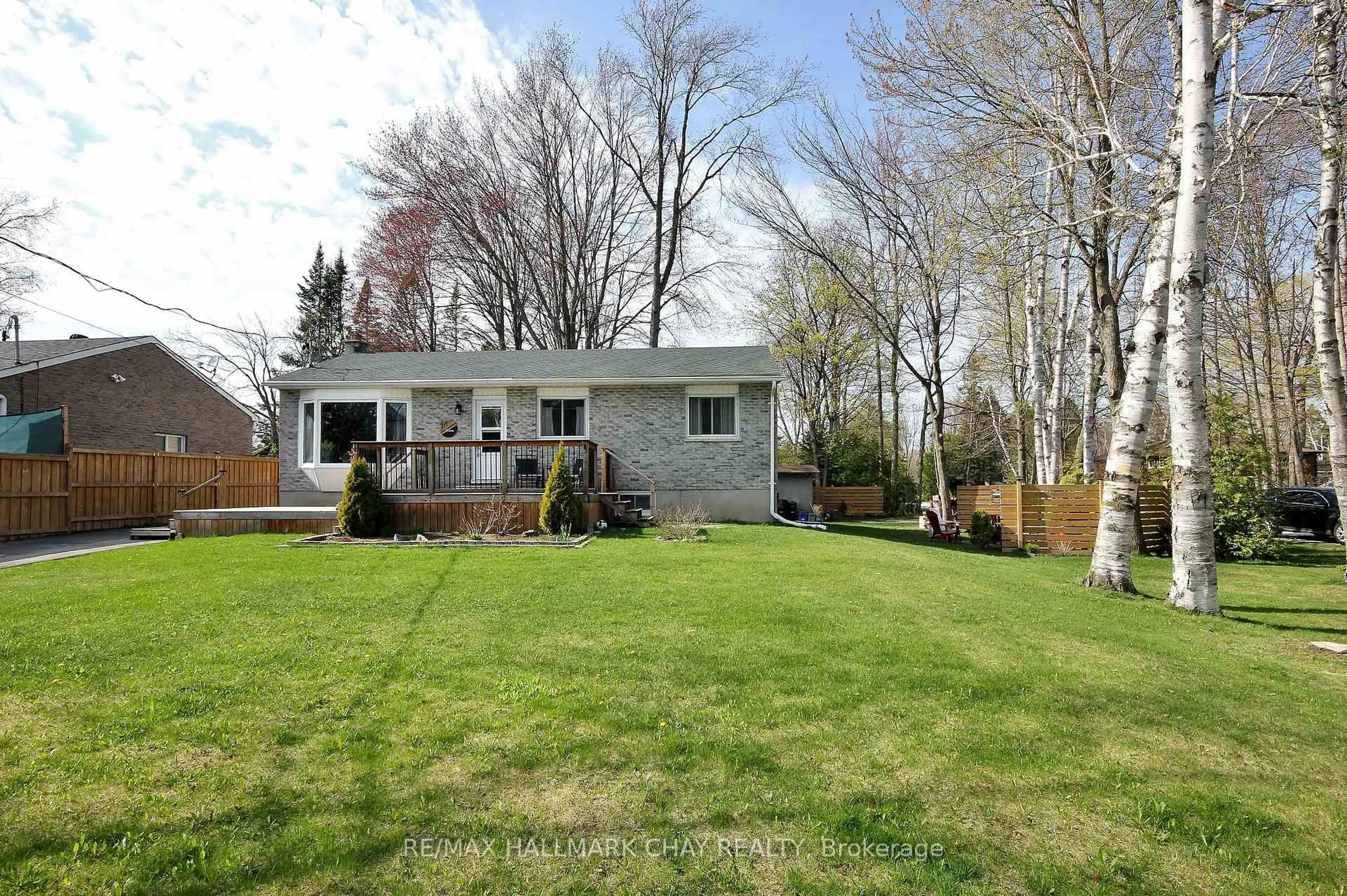 A pic from outside/outdoor area/front of a property/back of a property/a pic from drone, unknown for 700 James St, Innisfil Ontario L9S 2G7