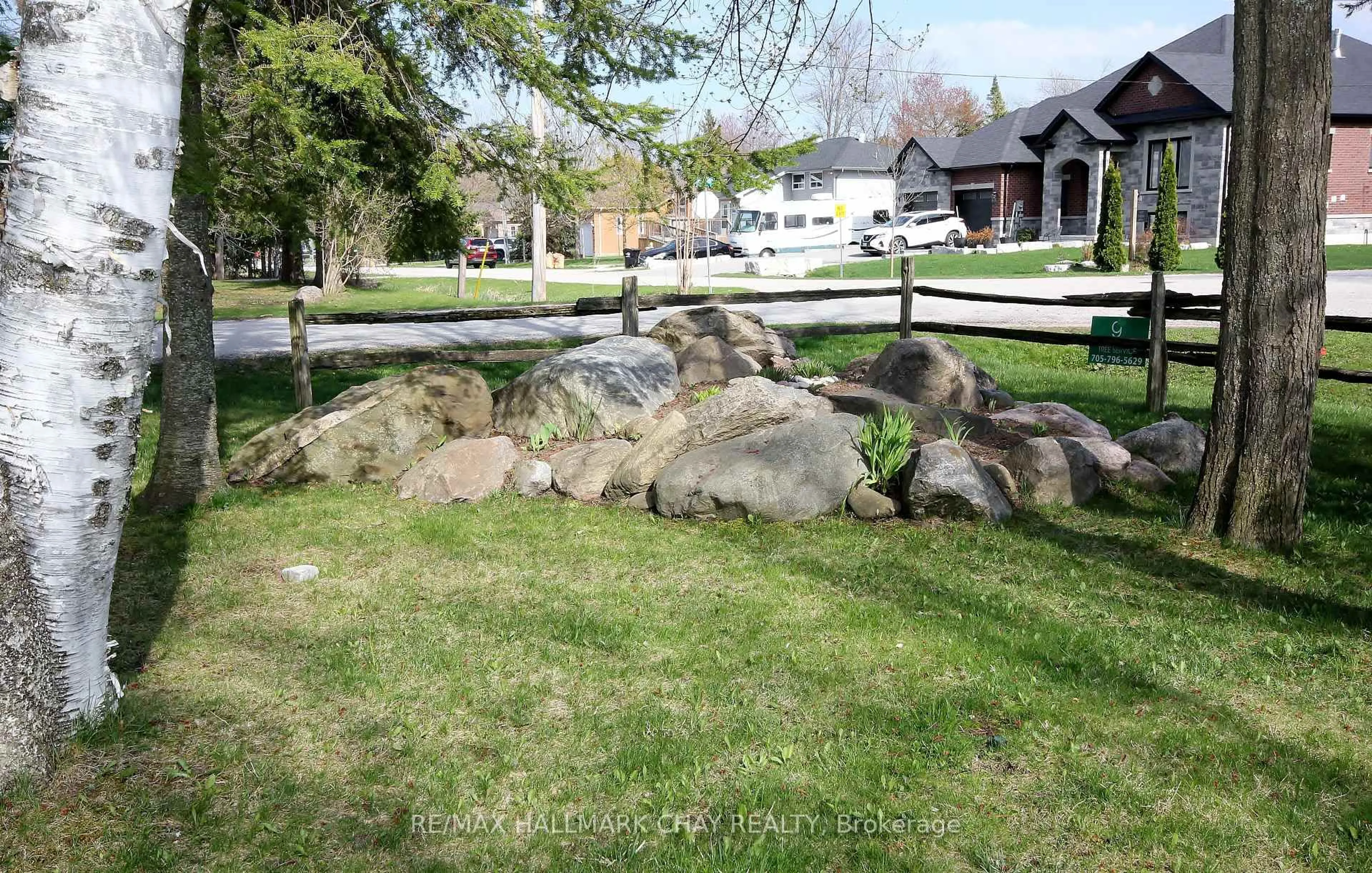 A pic from outside/outdoor area/front of a property/back of a property/a pic from drone, unknown for 700 James St, Innisfil Ontario L9S 2G7