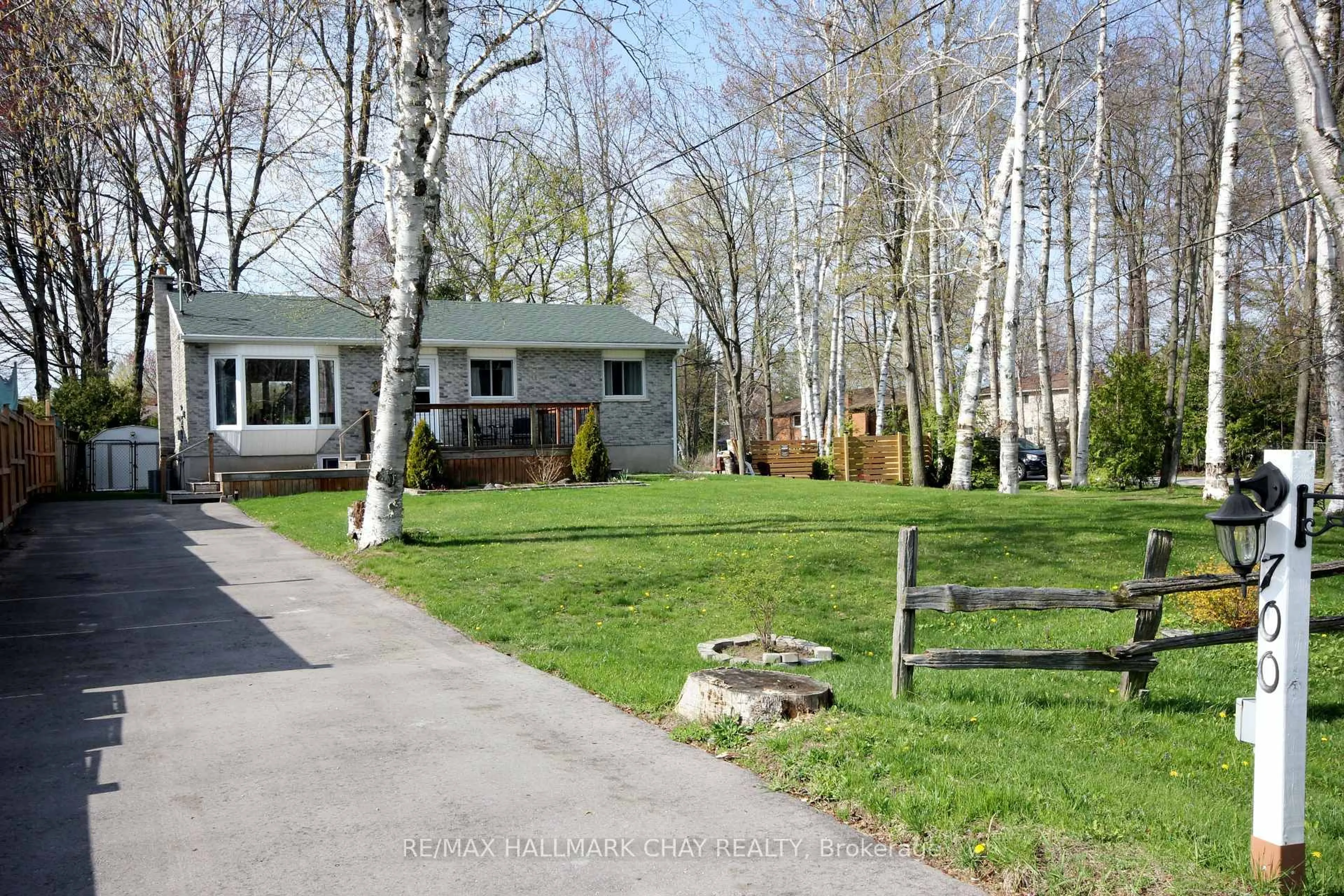 A pic from outside/outdoor area/front of a property/back of a property/a pic from drone, street for 700 James St, Innisfil Ontario L9S 2G7