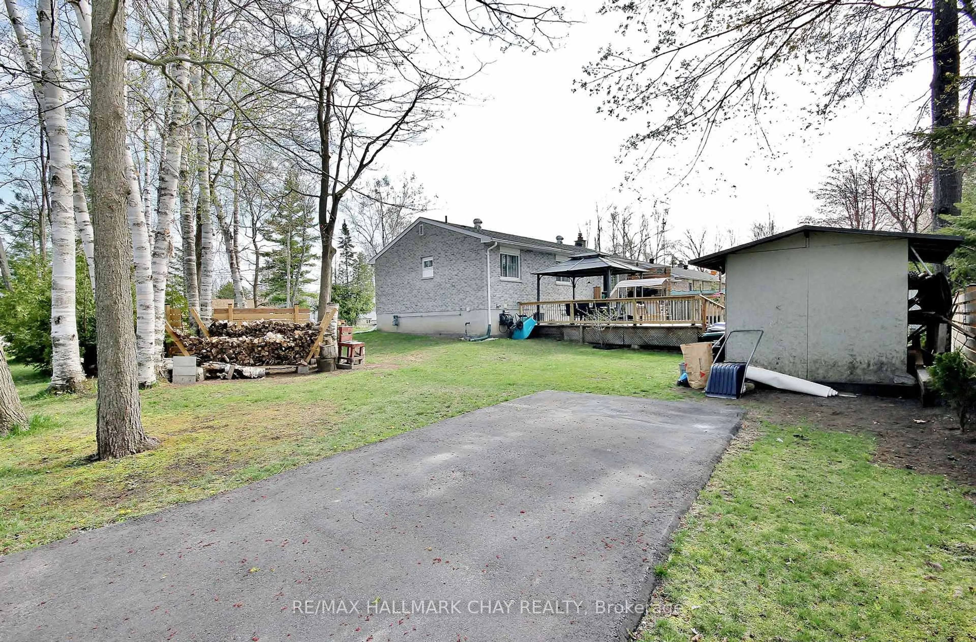 A pic from outside/outdoor area/front of a property/back of a property/a pic from drone, unknown for 700 James St, Innisfil Ontario L9S 2G7