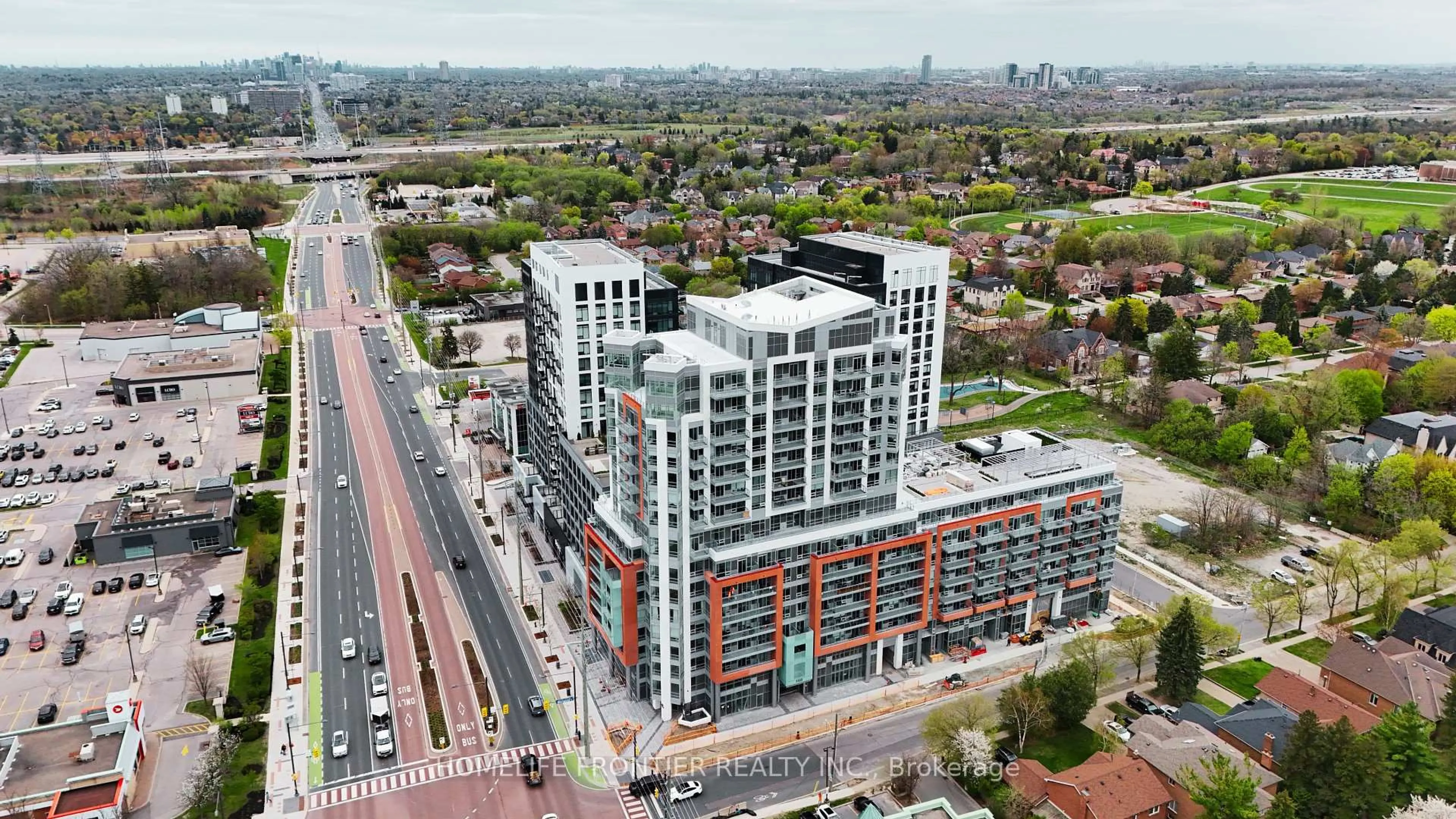 A pic from outside/outdoor area/front of a property/back of a property/a pic from drone, city buildings view from balcony for 8888 Yonge St #724, Richmond Hill Ontario L4C 6Z1