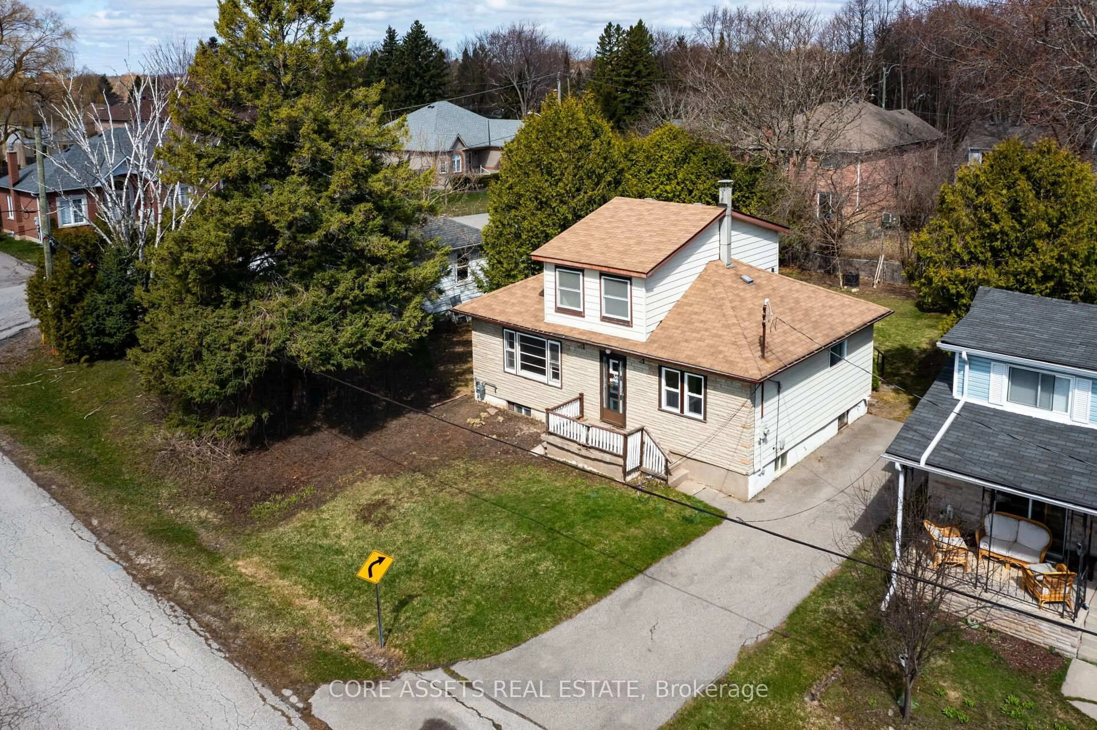 A pic from outside/outdoor area/front of a property/back of a property/a pic from drone, street for 36 Sylvan Cres, Richmond Hill Ontario L4E 3A1