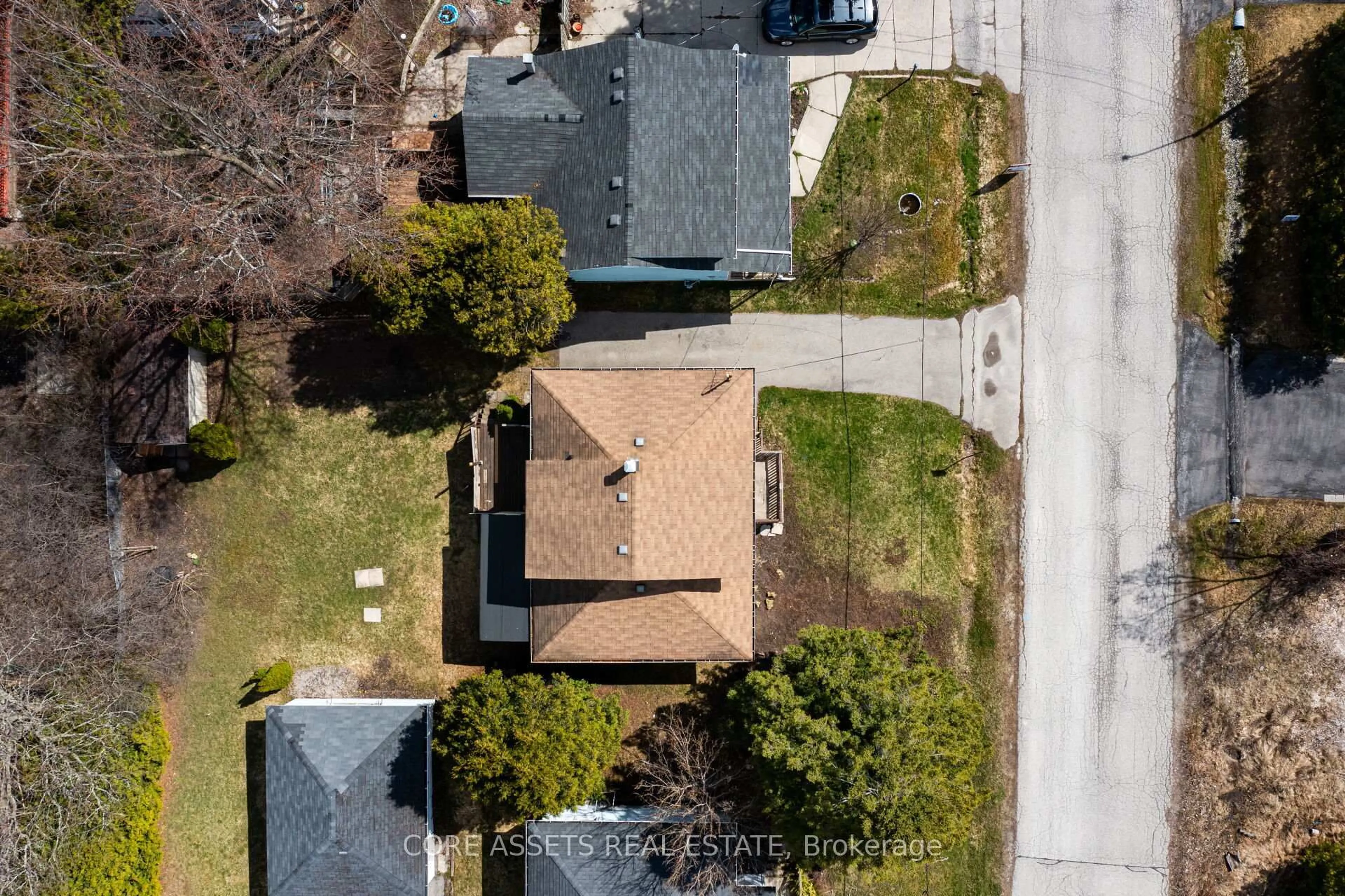 A pic from outside/outdoor area/front of a property/back of a property/a pic from drone, street for 36 Sylvan Cres, Richmond Hill Ontario L4E 3A1
