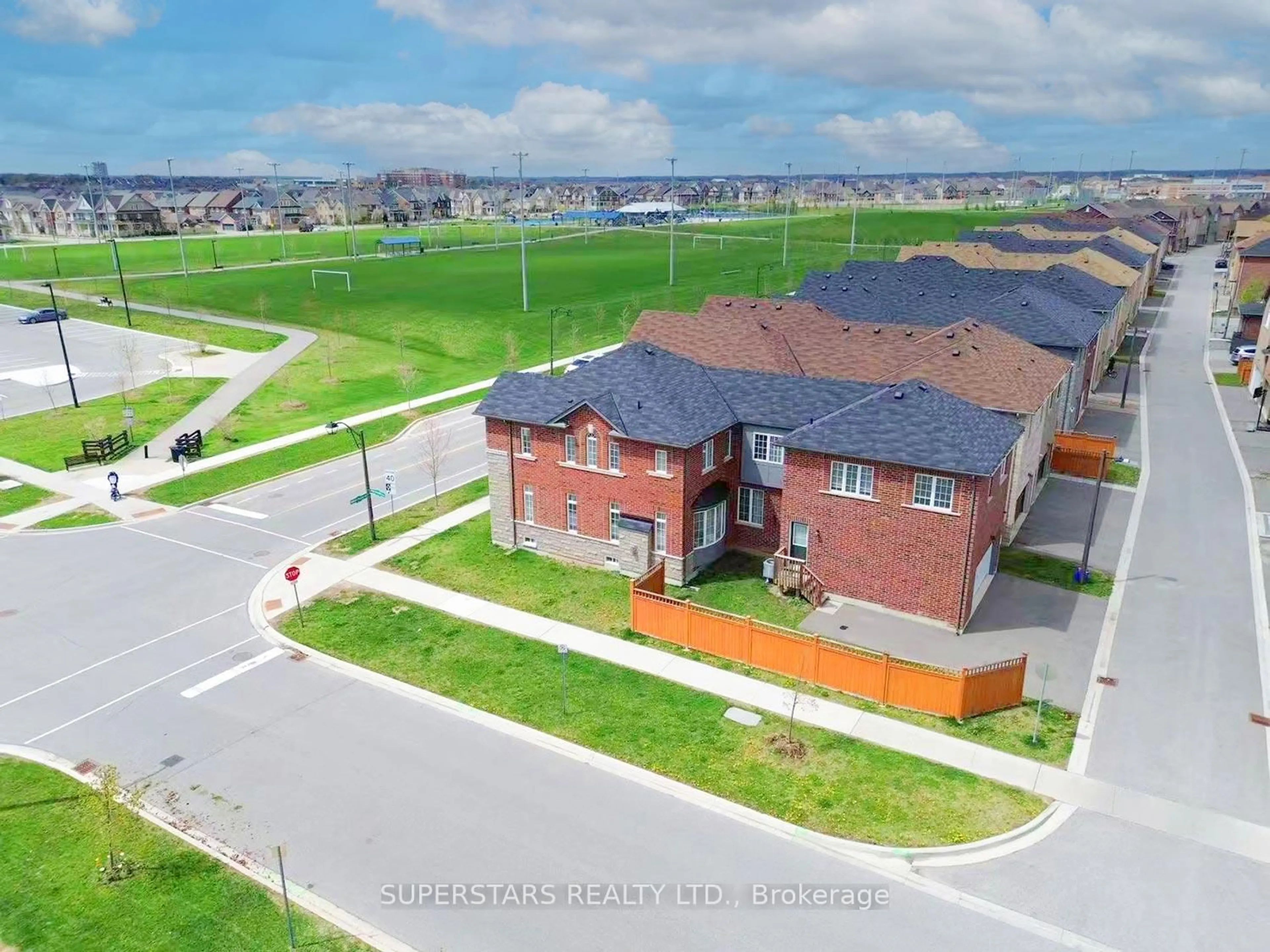 A pic from outside/outdoor area/front of a property/back of a property/a pic from drone, street for 331 William Forster Rd, Markham Ontario L6B 0R9