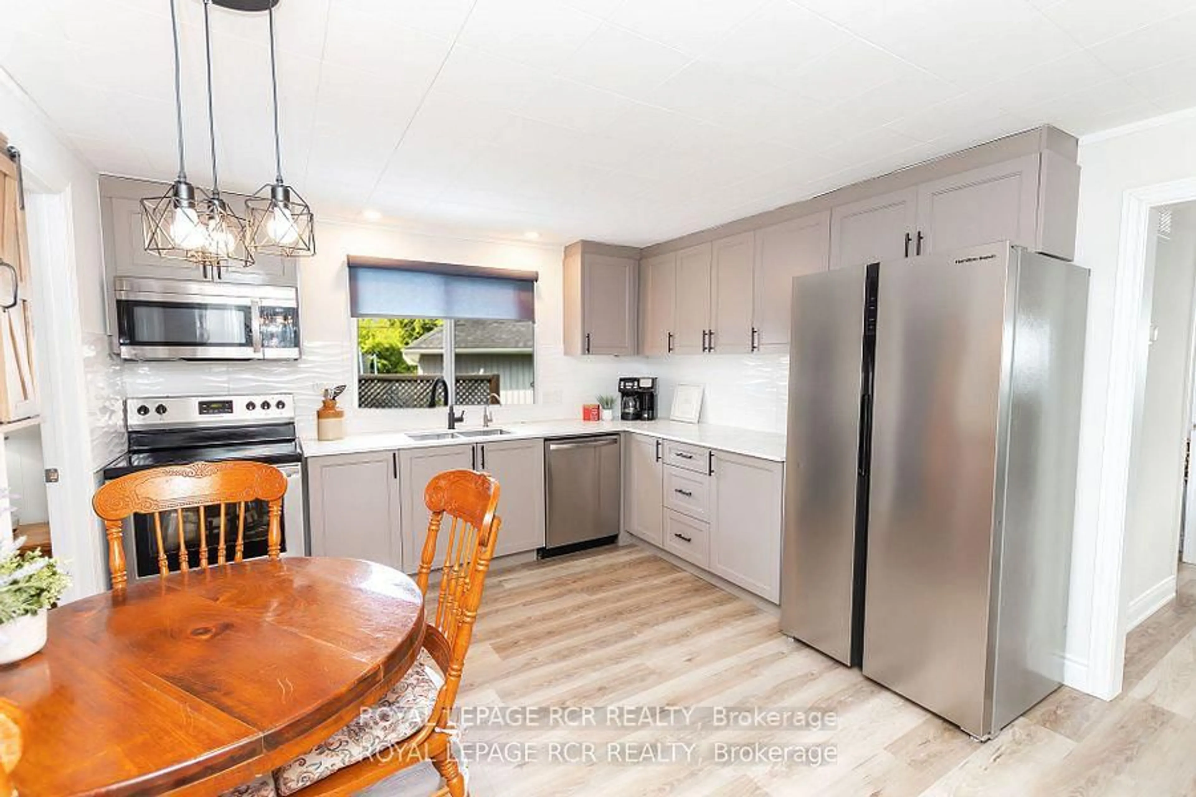 Open concept kitchen, unknown for 1526 Houston Ave, Innisfil Ontario L9S 4M7