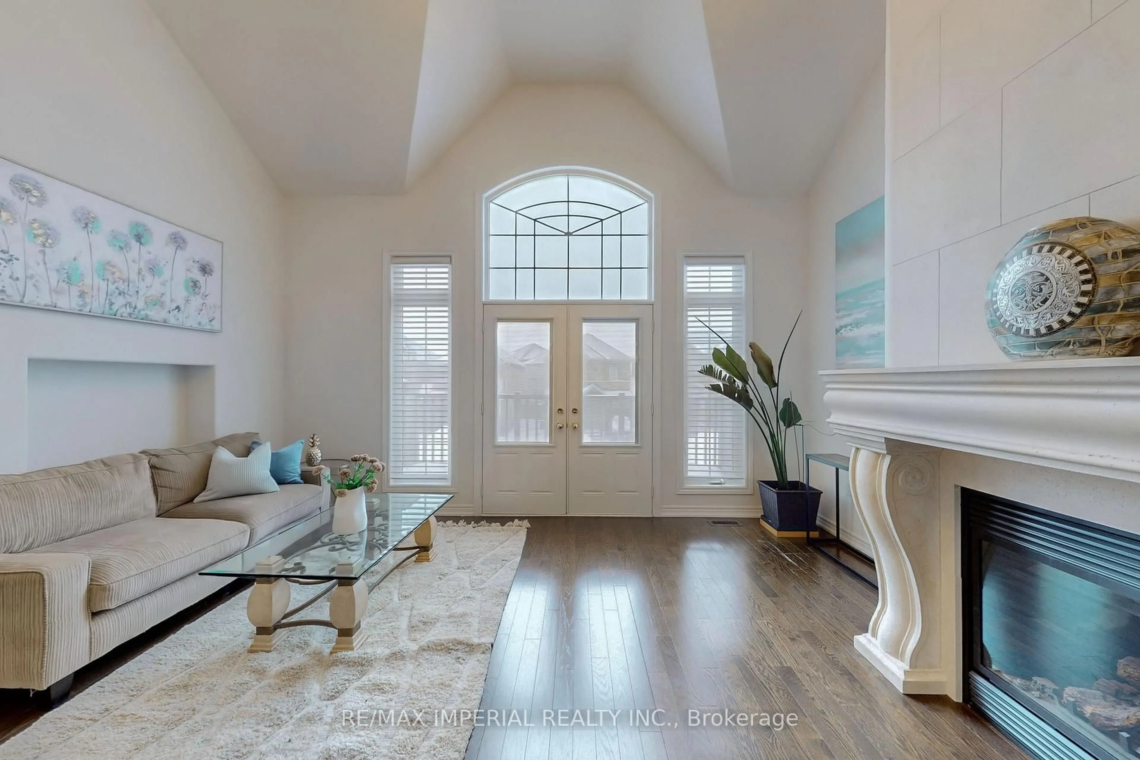 Indoor entryway for 18 Kellington Tr, Whitchurch-Stouffville Ontario L4A 1X5