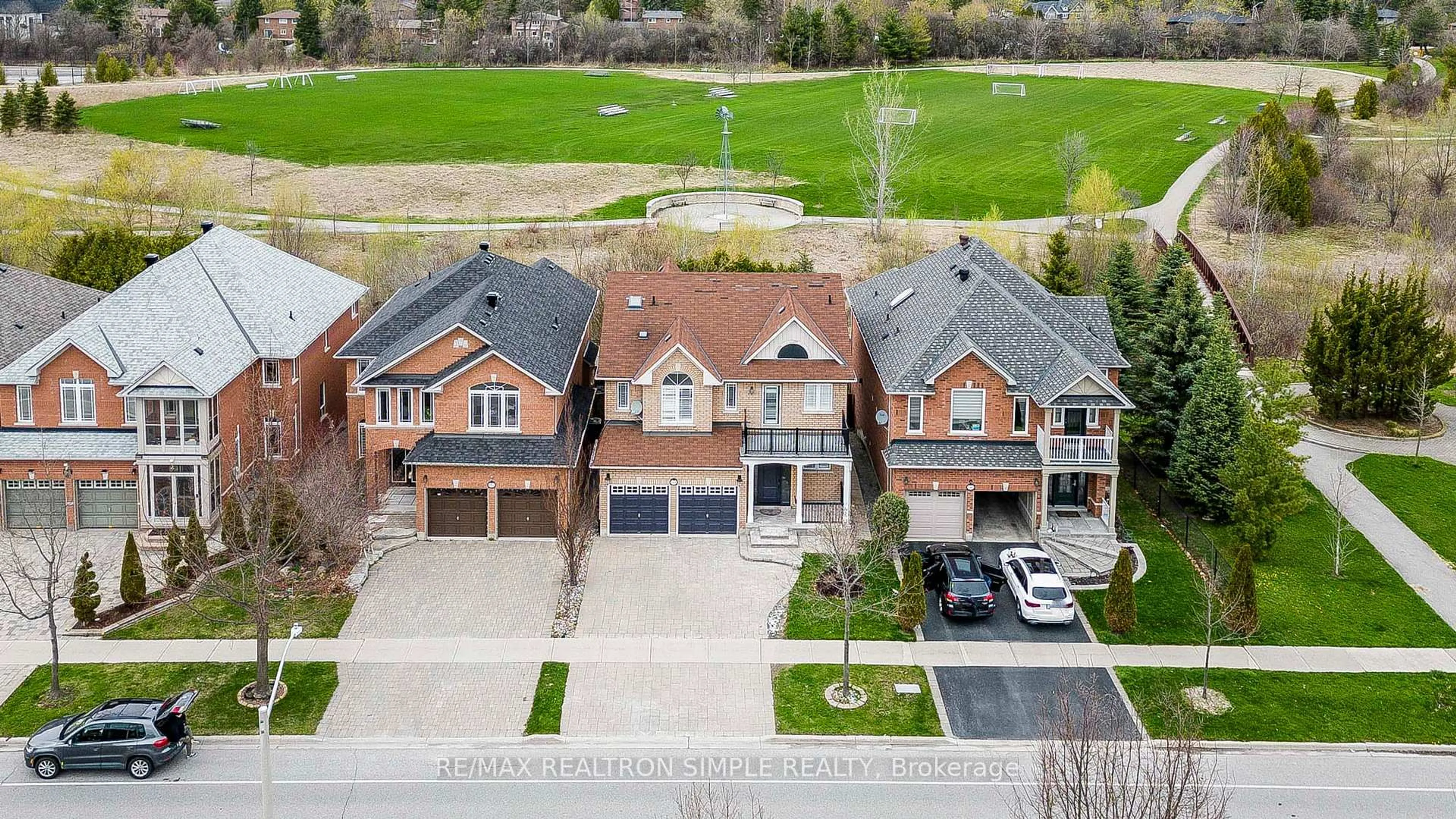 A pic from outside/outdoor area/front of a property/back of a property/a pic from drone, street for 60 Regatta Ave, Richmond Hill Ontario L4E 4R1