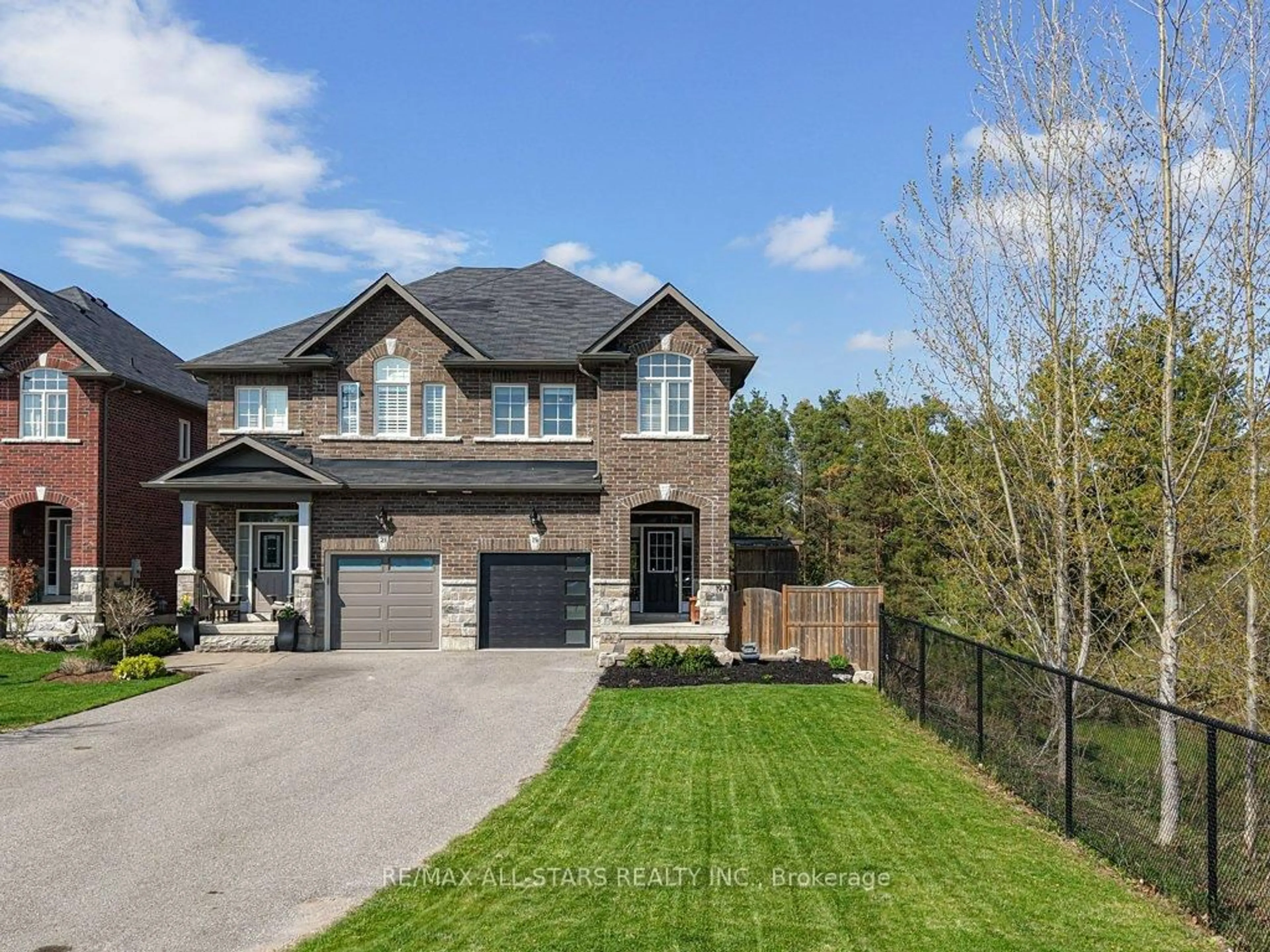 Home with brick exterior material, street for 19 Michael Cummings Crt, Uxbridge Ontario L9P 0E6