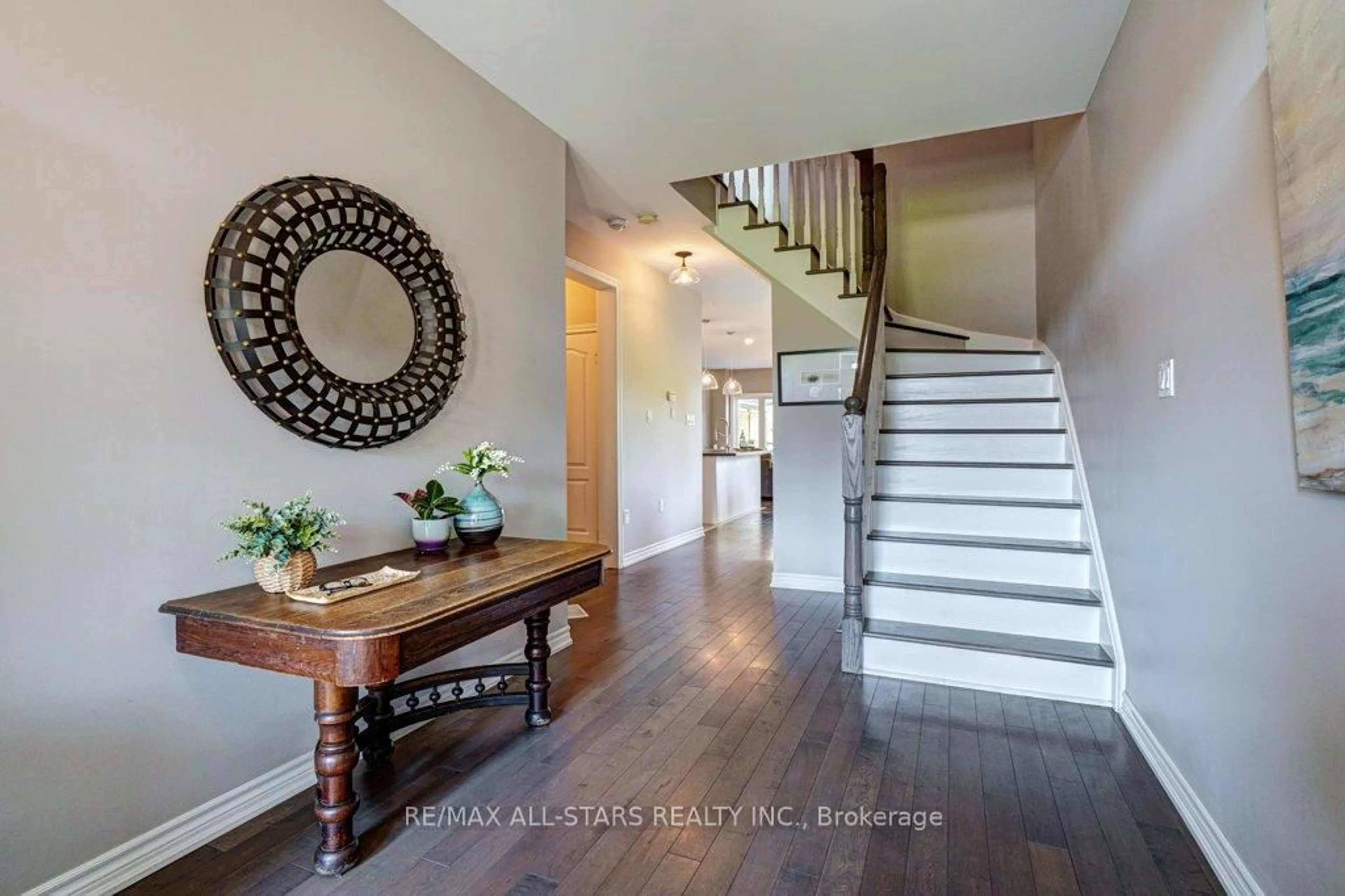 Indoor entryway for 19 Michael Cummings Crt, Uxbridge Ontario L9P 0E6