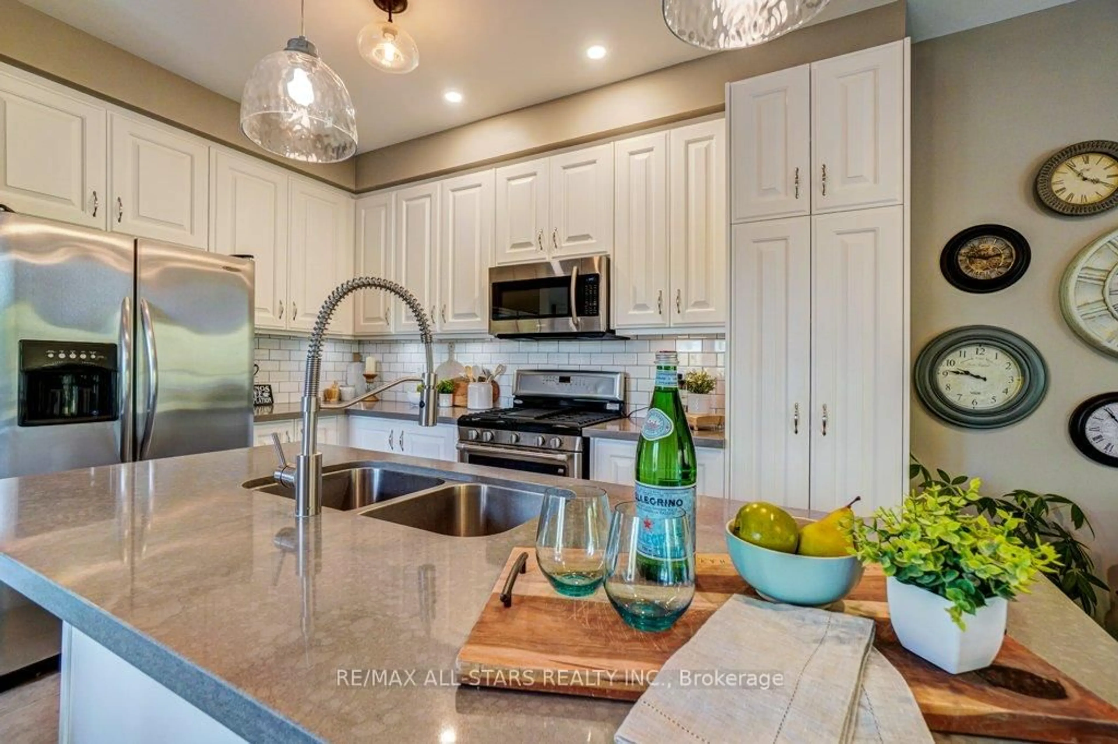 Open concept kitchen, ceramic/tile floor for 19 Michael Cummings Crt, Uxbridge Ontario L9P 0E6