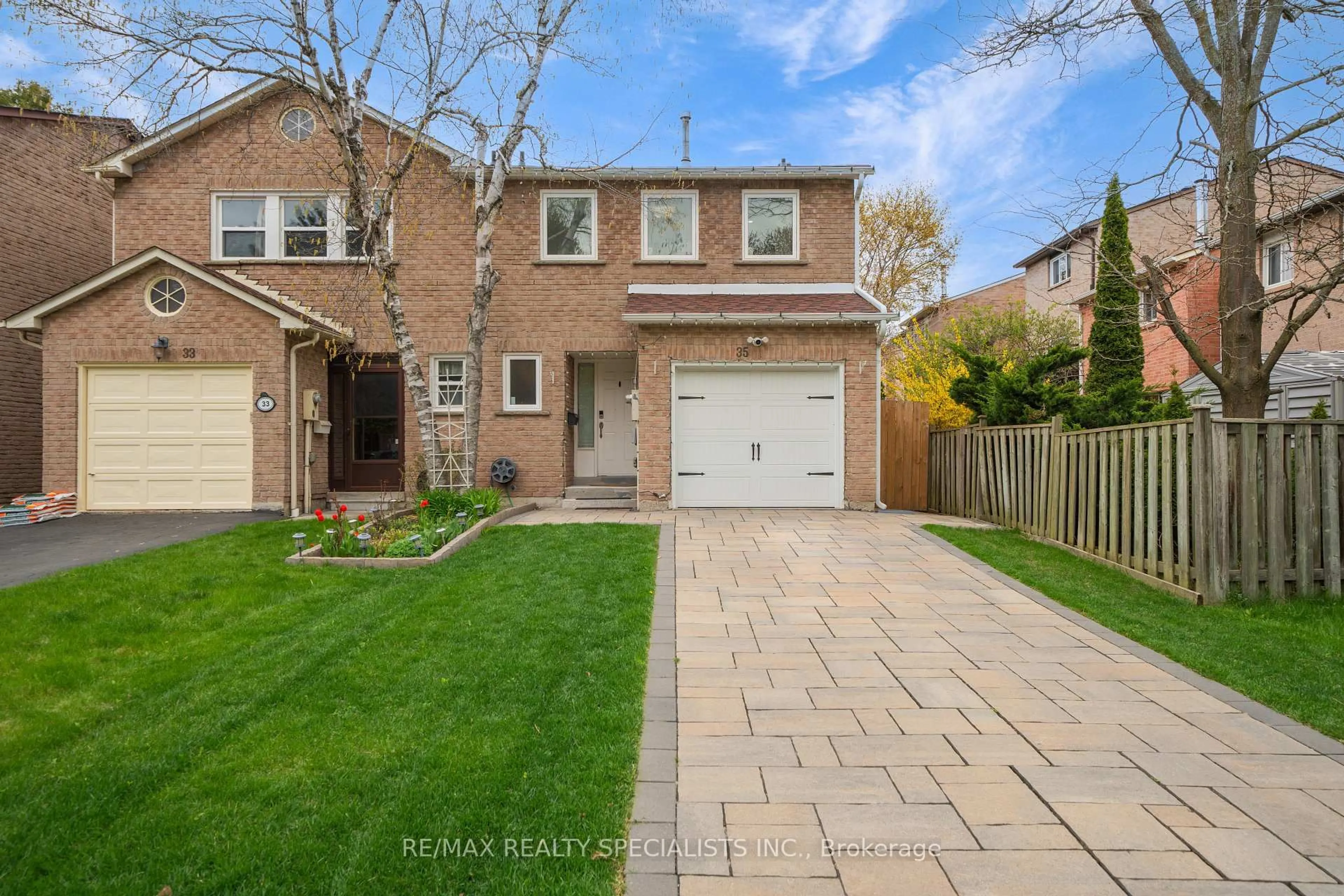 Home with brick exterior material, street for 35 COTTONWOOD Crt, Markham Ontario L3T 5W9
