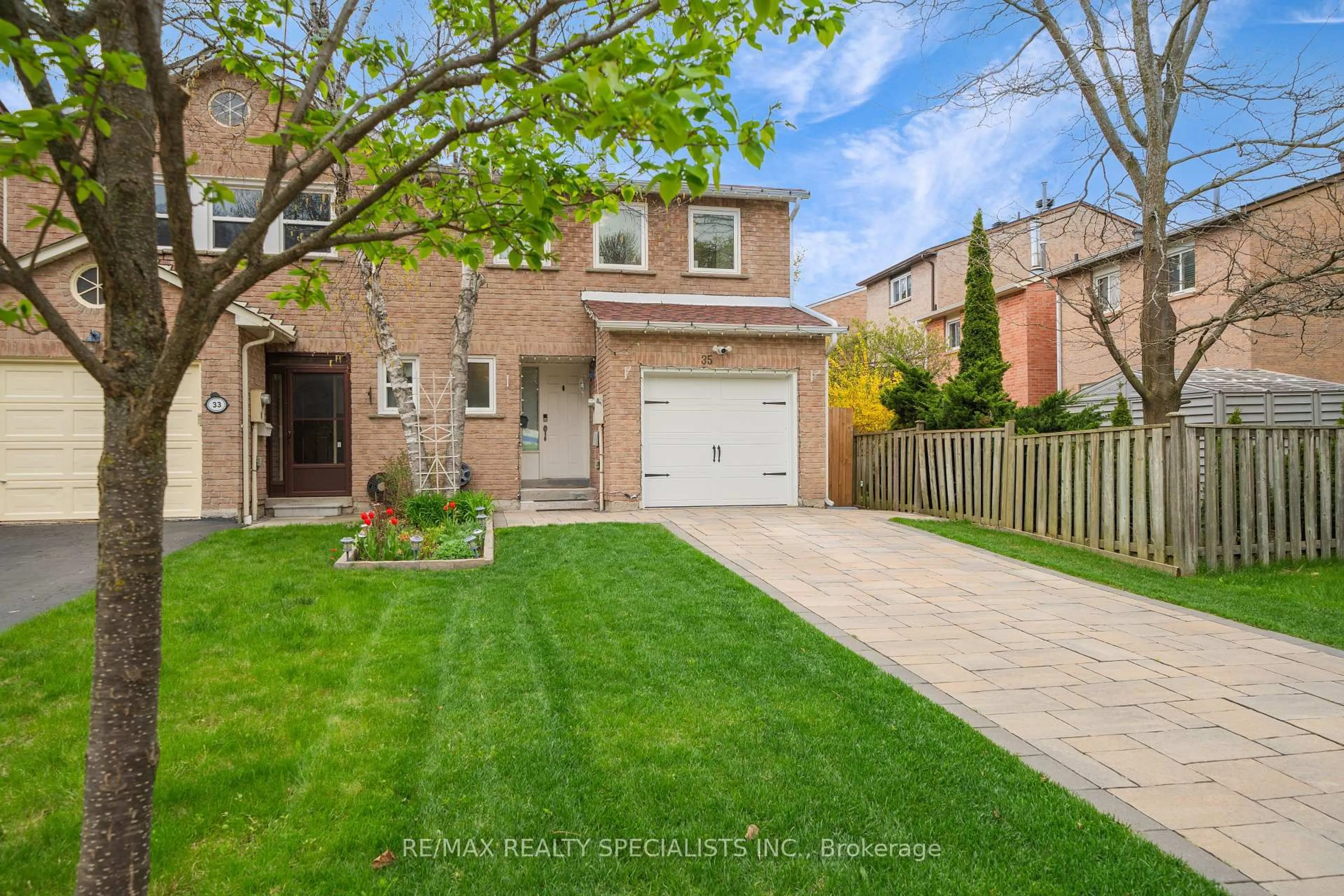 Home with brick exterior material, street for 35 COTTONWOOD Crt, Markham Ontario L3T 5W9