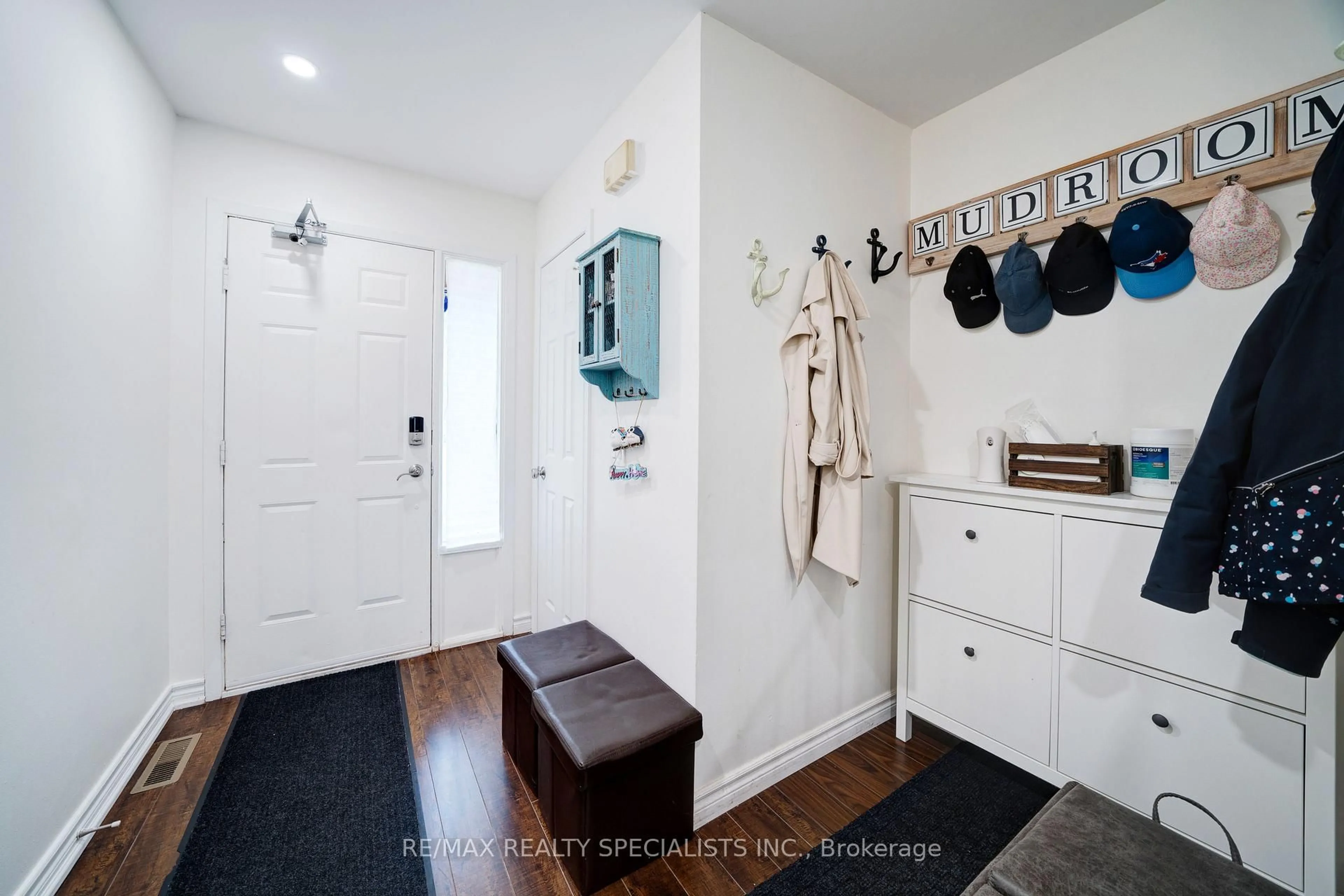 Indoor entryway for 35 COTTONWOOD Crt, Markham Ontario L3T 5W9
