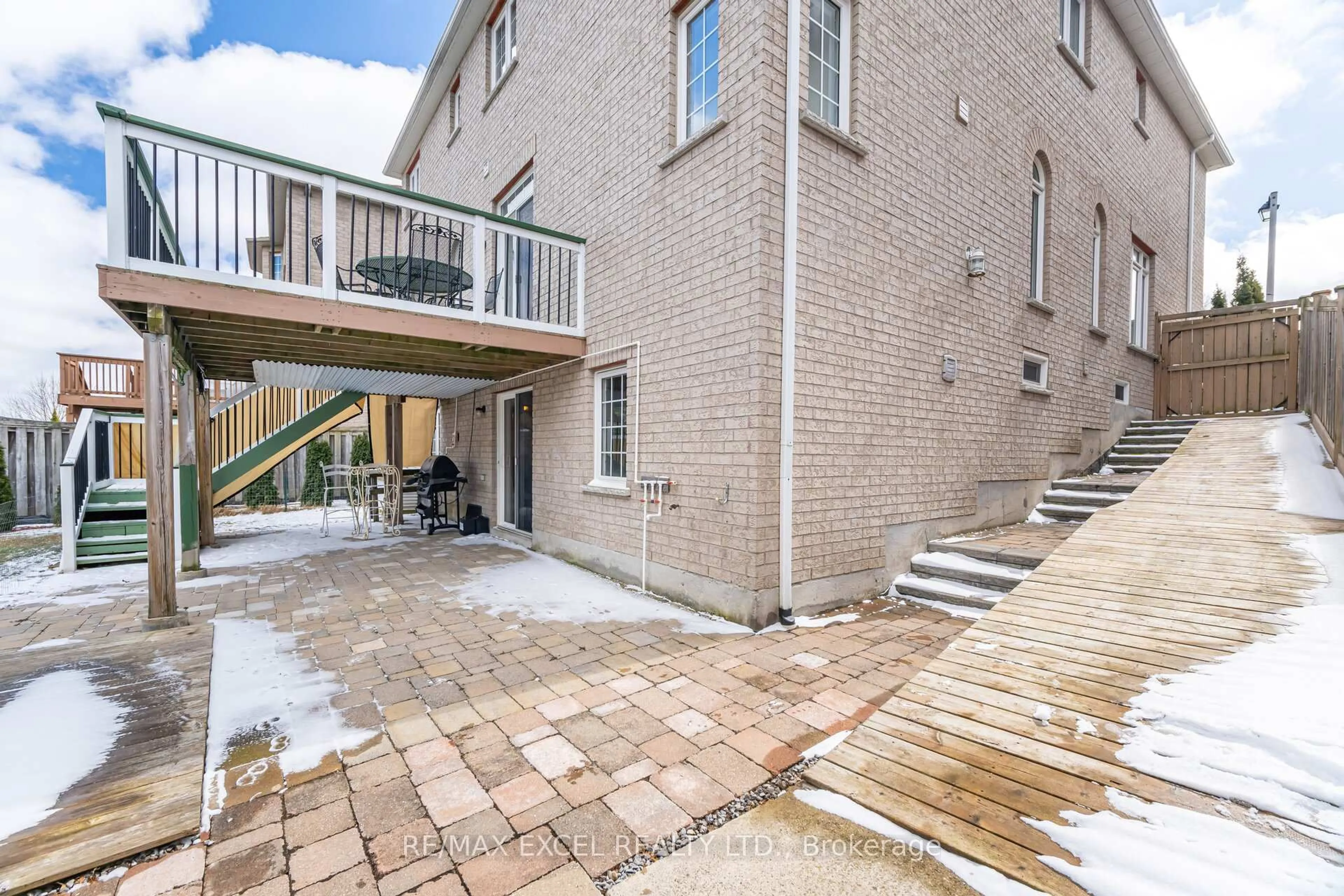 Patio, street for 29 Brass Dr, Richmond Hill Ontario L4E 4T3