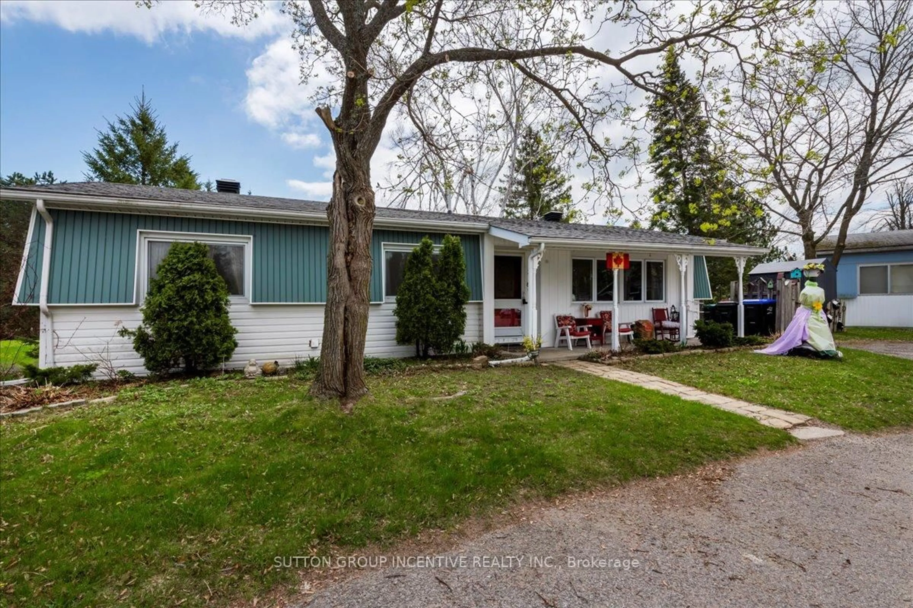 Home with vinyl exterior material, street for 3 Yew Crt, Innisfil Ontario L9S 1M9
