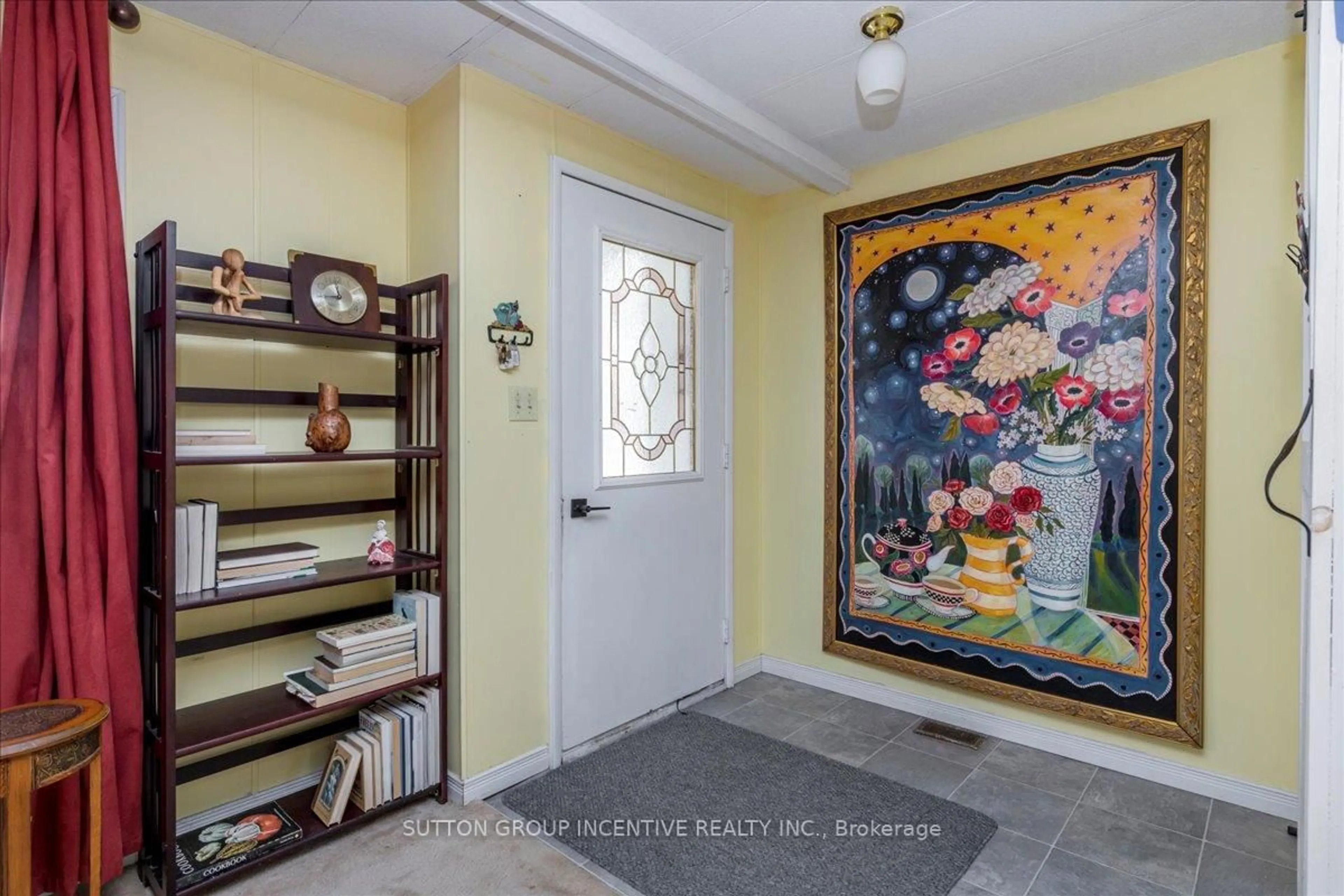Indoor entryway for 3 Yew Crt, Innisfil Ontario L9S 1M9