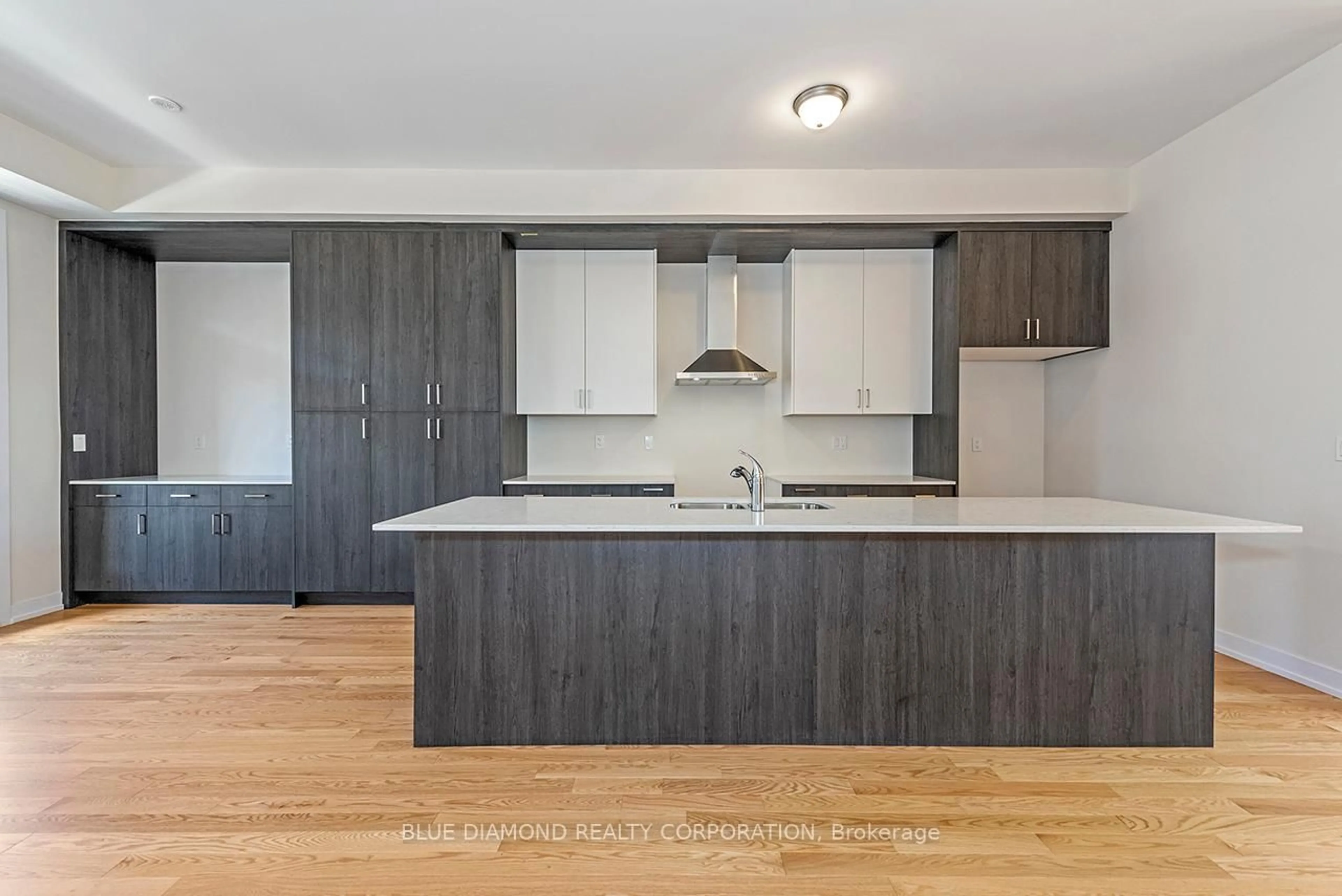 Open concept kitchen, wood/laminate floor for 41 Credit Lane, Richmond Hill Ontario L4E 1G9