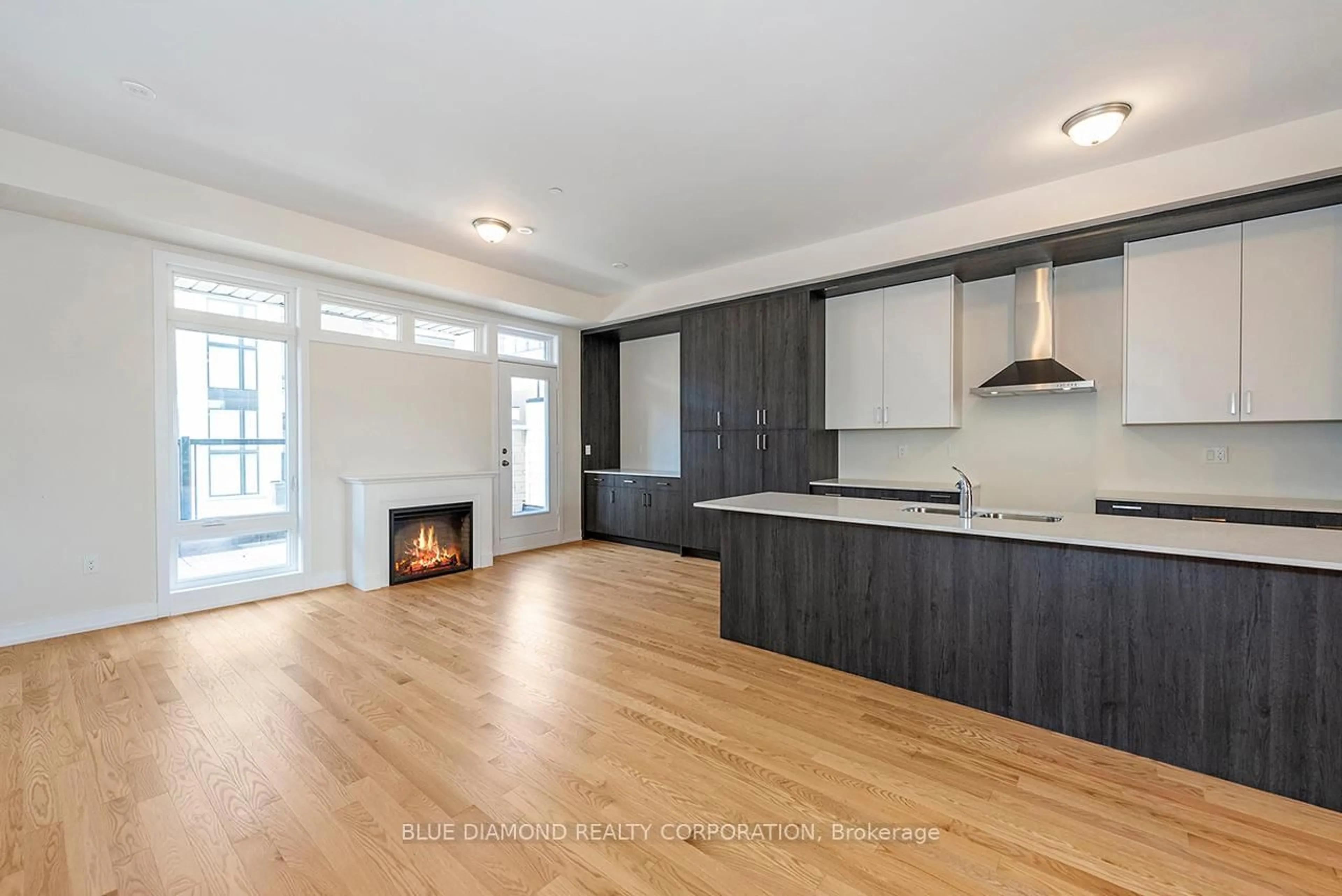 Open concept kitchen, wood/laminate floor for 41 Credit Lane, Richmond Hill Ontario L4E 1G9