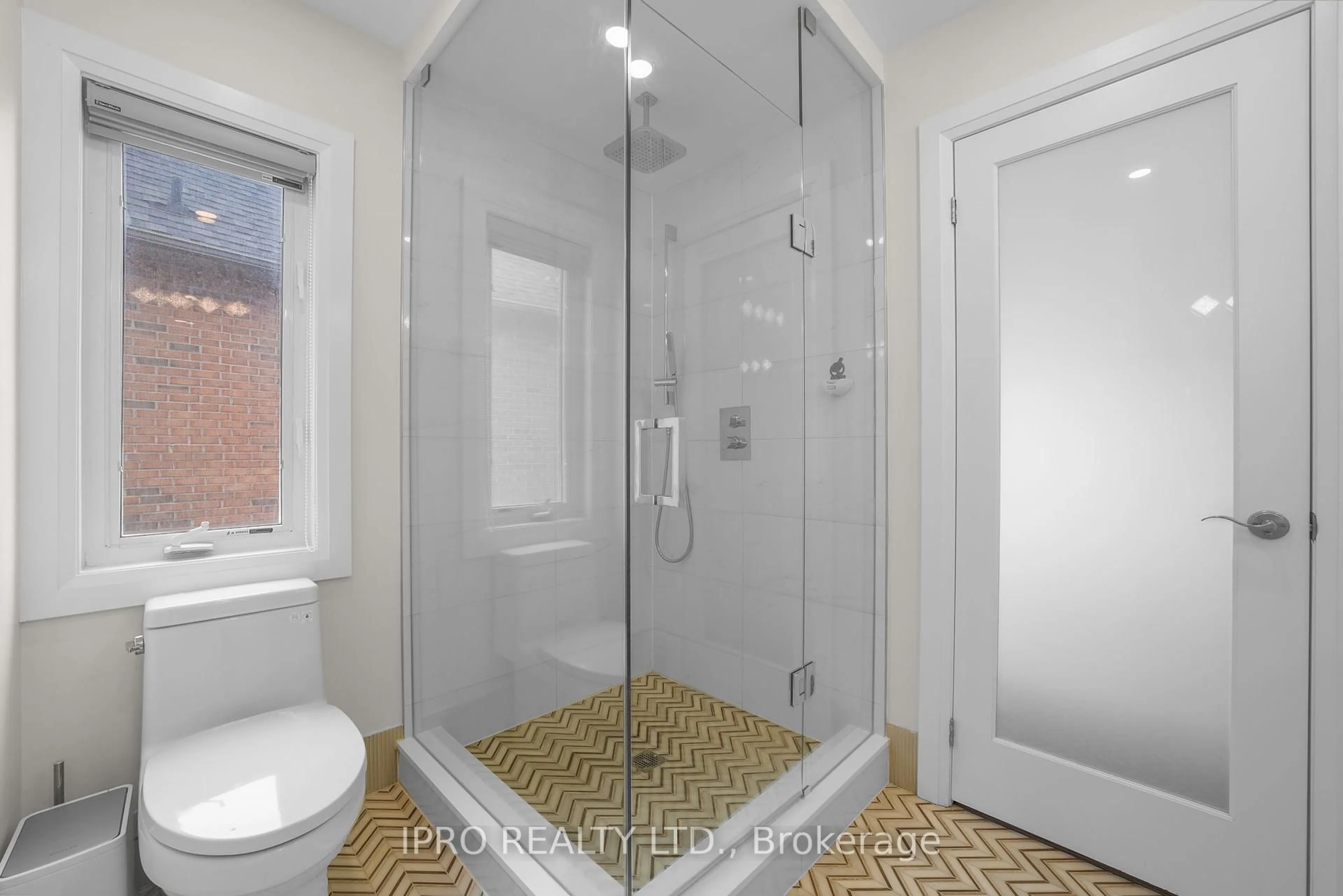 Standard bathroom, ceramic/tile floor for 111 Ostrovsky Rd, Vaughan Ontario L4H 0W1