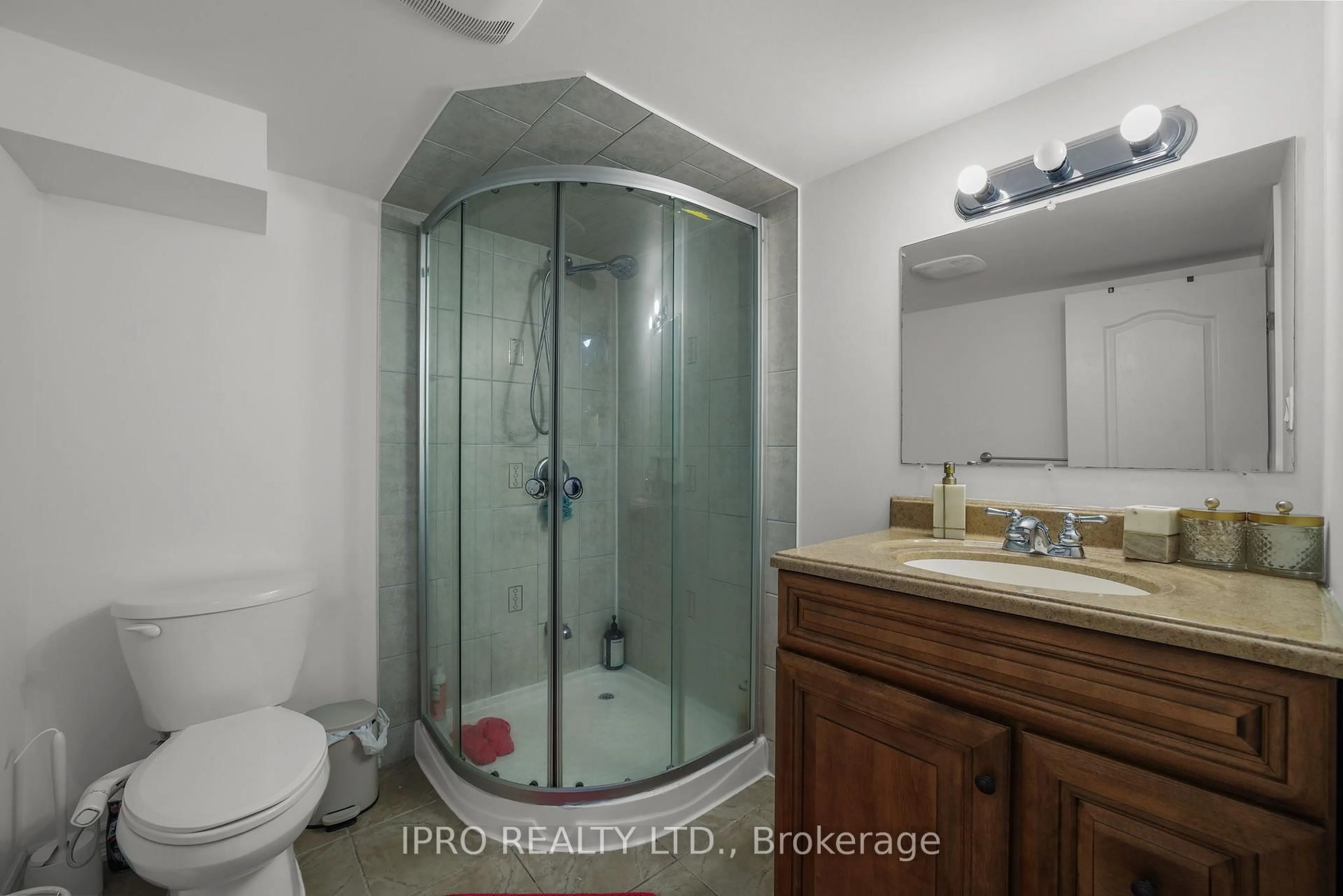 Standard bathroom, ceramic/tile floor for 111 Ostrovsky Rd, Vaughan Ontario L4H 0W1