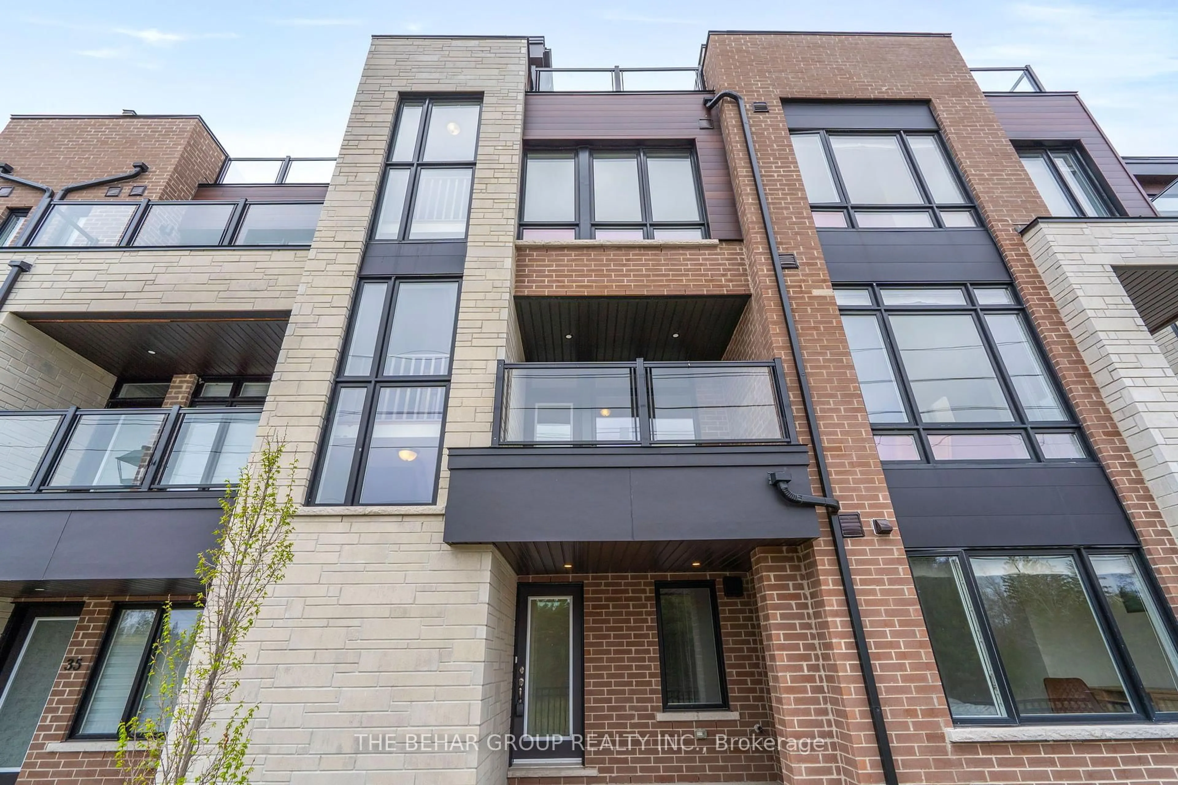 Home with brick exterior material, street for 33 Credit Lane, Richmond Hill Ontario L4E 1G9