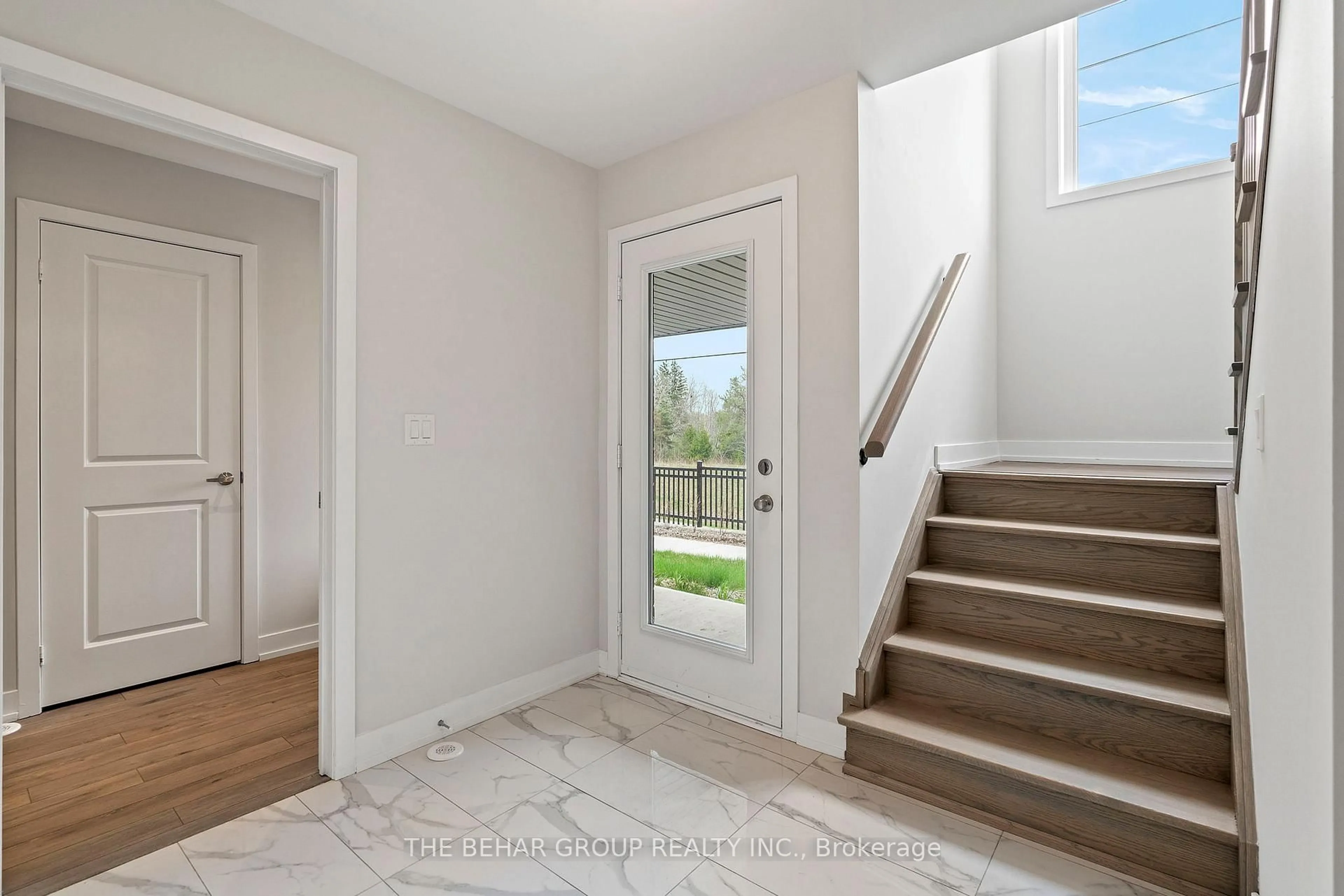 Indoor entryway for 33 Credit Lane, Richmond Hill Ontario L4E 1G9
