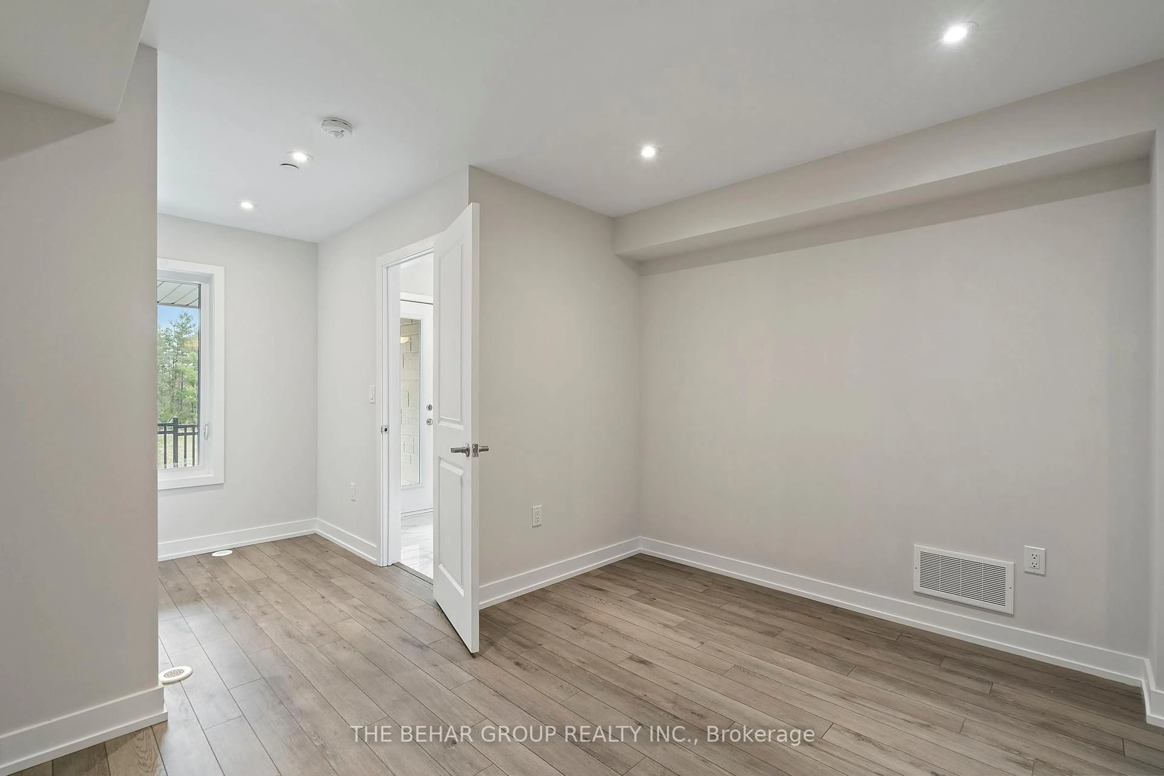 Indoor entryway for 33 Credit Lane, Richmond Hill Ontario L4E 1G9