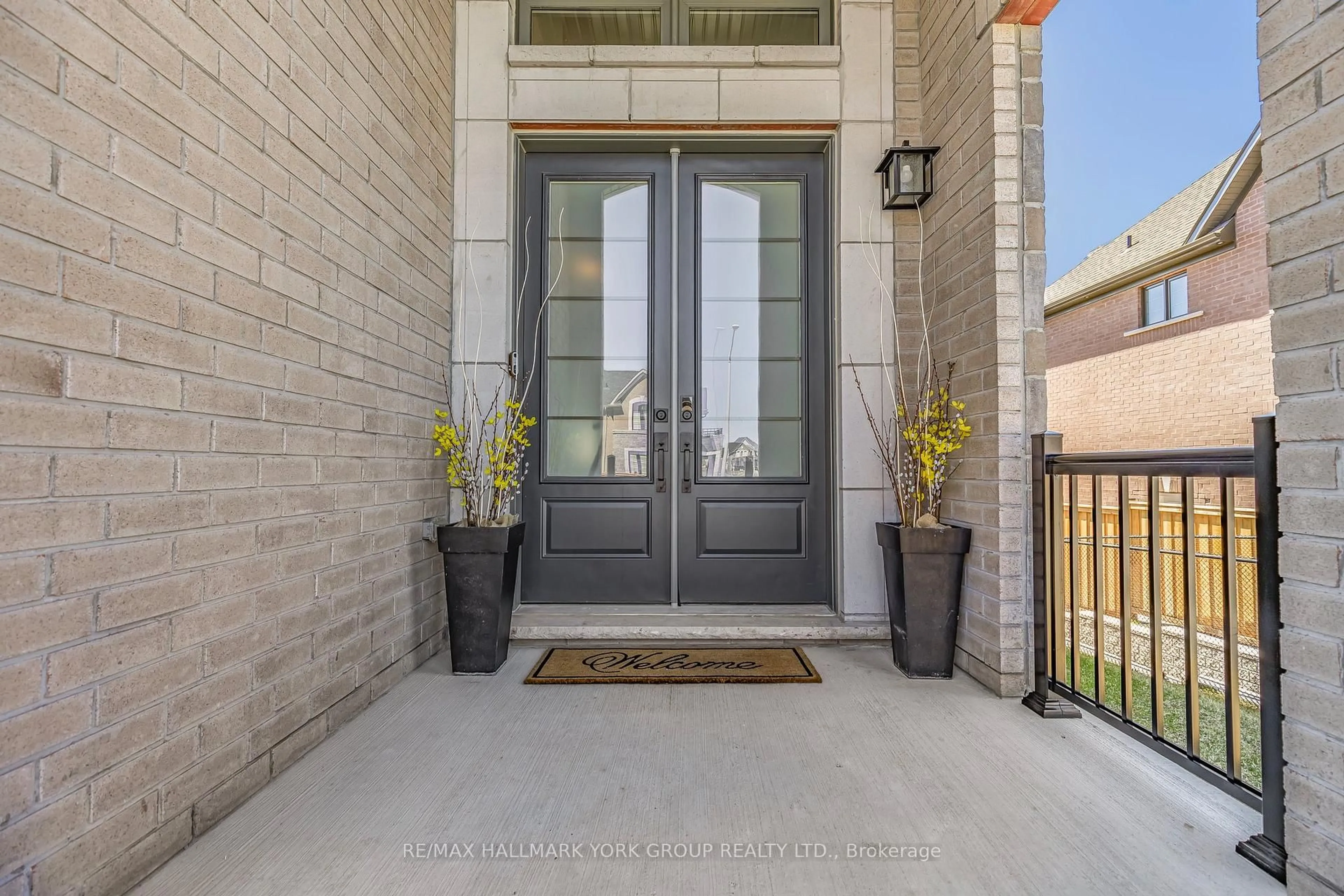 Indoor entryway for 1393 Blackmore St, Innisfil Ontario L9S 0P3