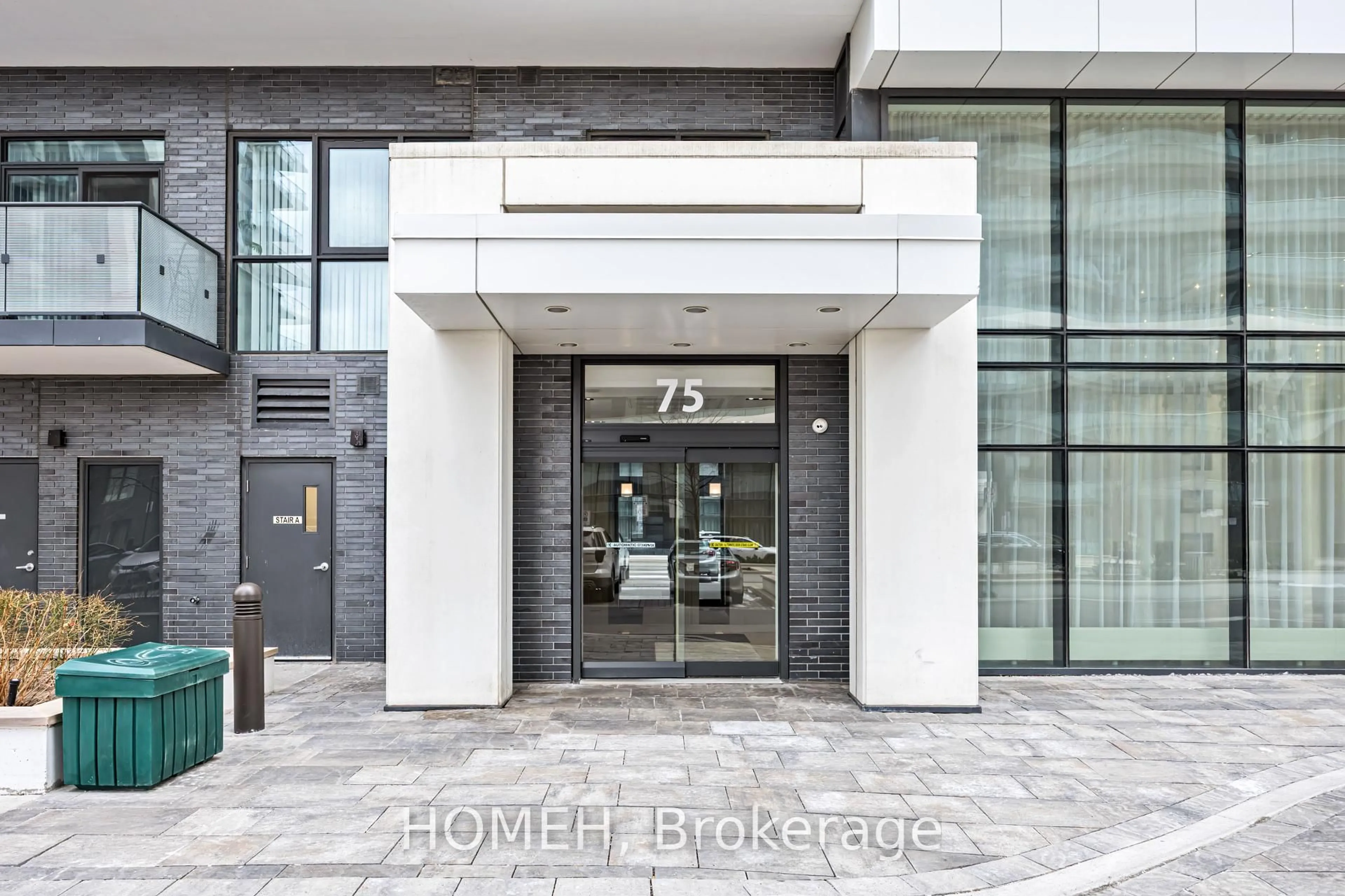 Indoor foyer for 75 Oneida Cres #1010, Richmond Hill Ontario L4B 0H3