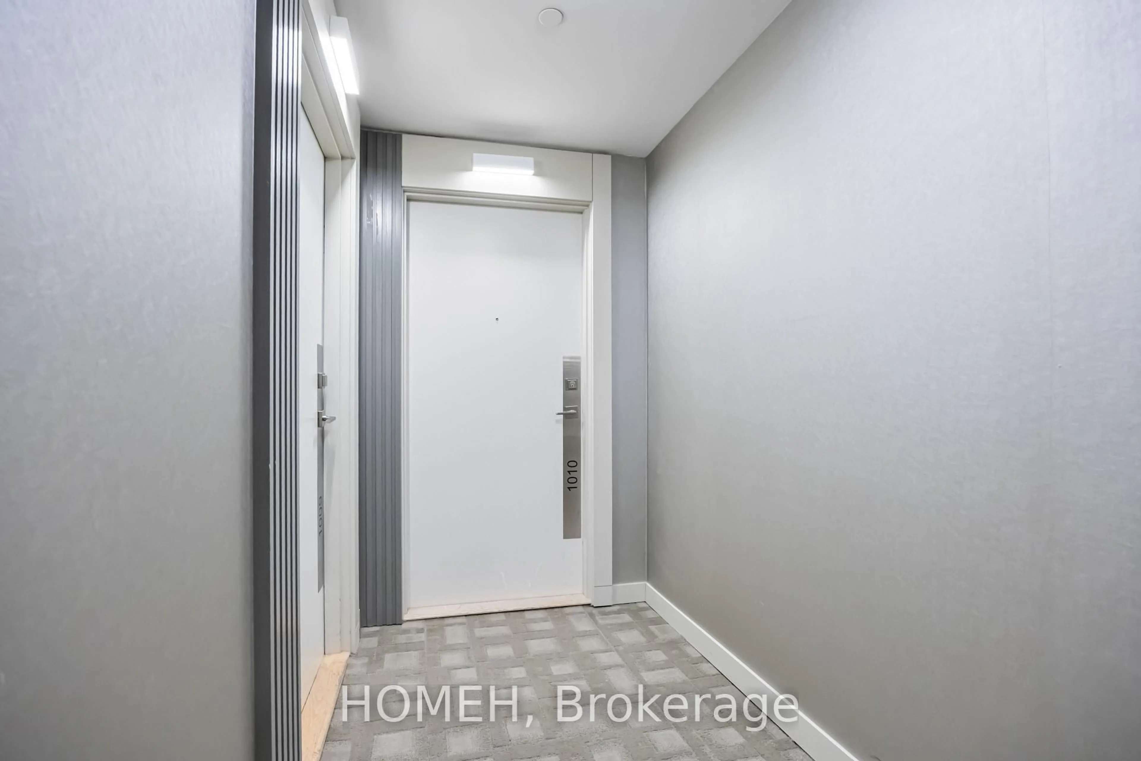 Indoor foyer for 75 Oneida Cres #1010, Richmond Hill Ontario L4B 0H3