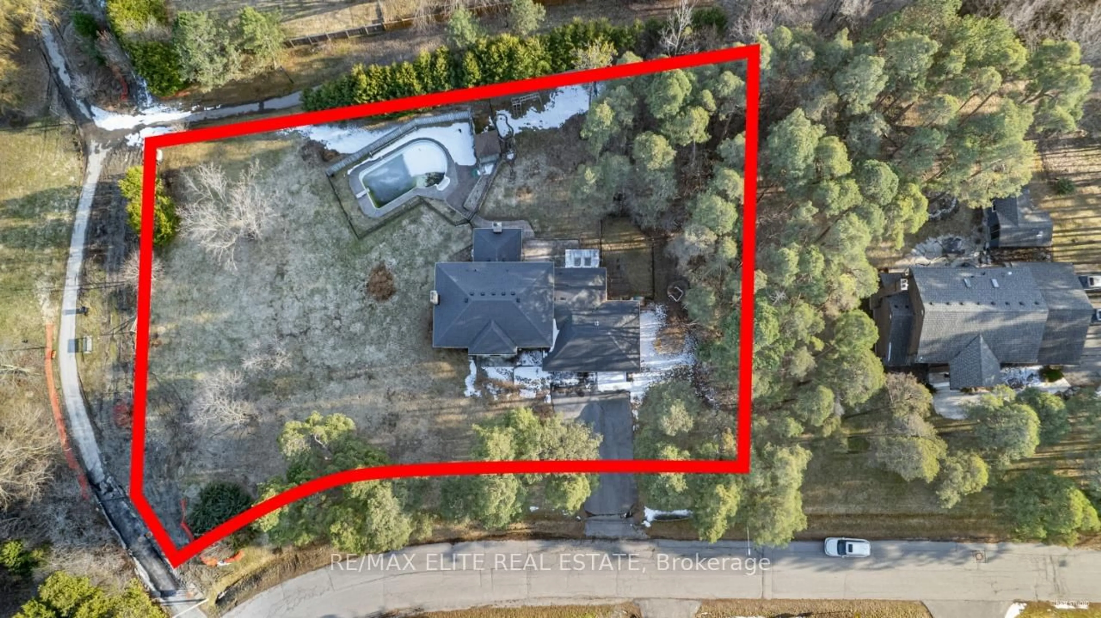 A pic from outside/outdoor area/front of a property/back of a property/a pic from drone, street for 30 Cynthia Cres, Richmond Hill Ontario L4E 2P8