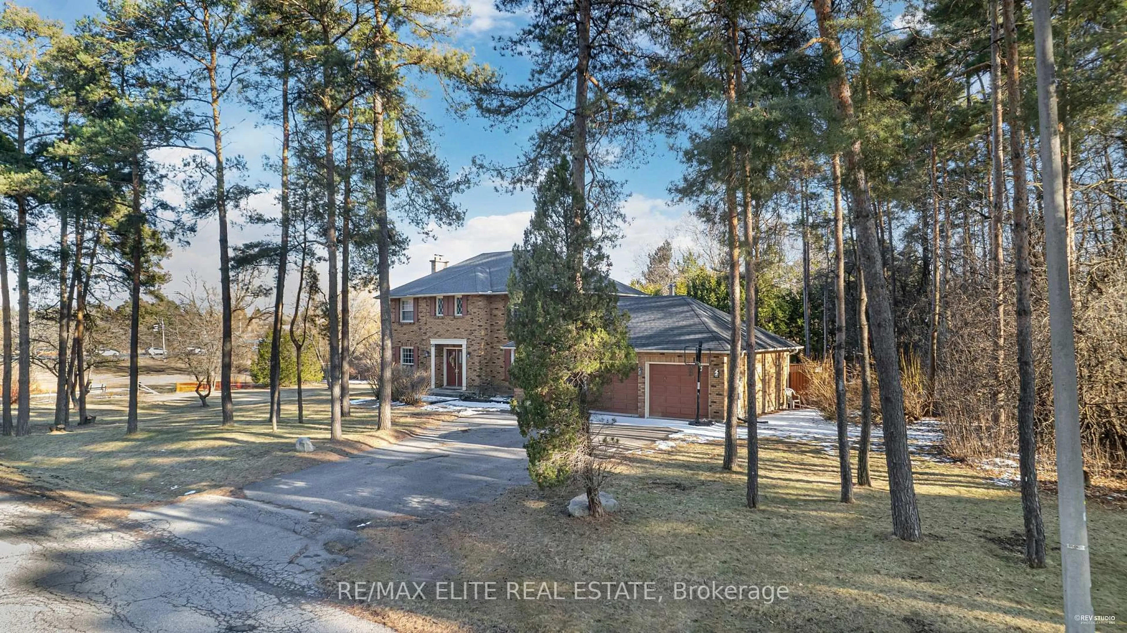 A pic from outside/outdoor area/front of a property/back of a property/a pic from drone, street for 30 Cynthia Cres, Richmond Hill Ontario L4E 2P8