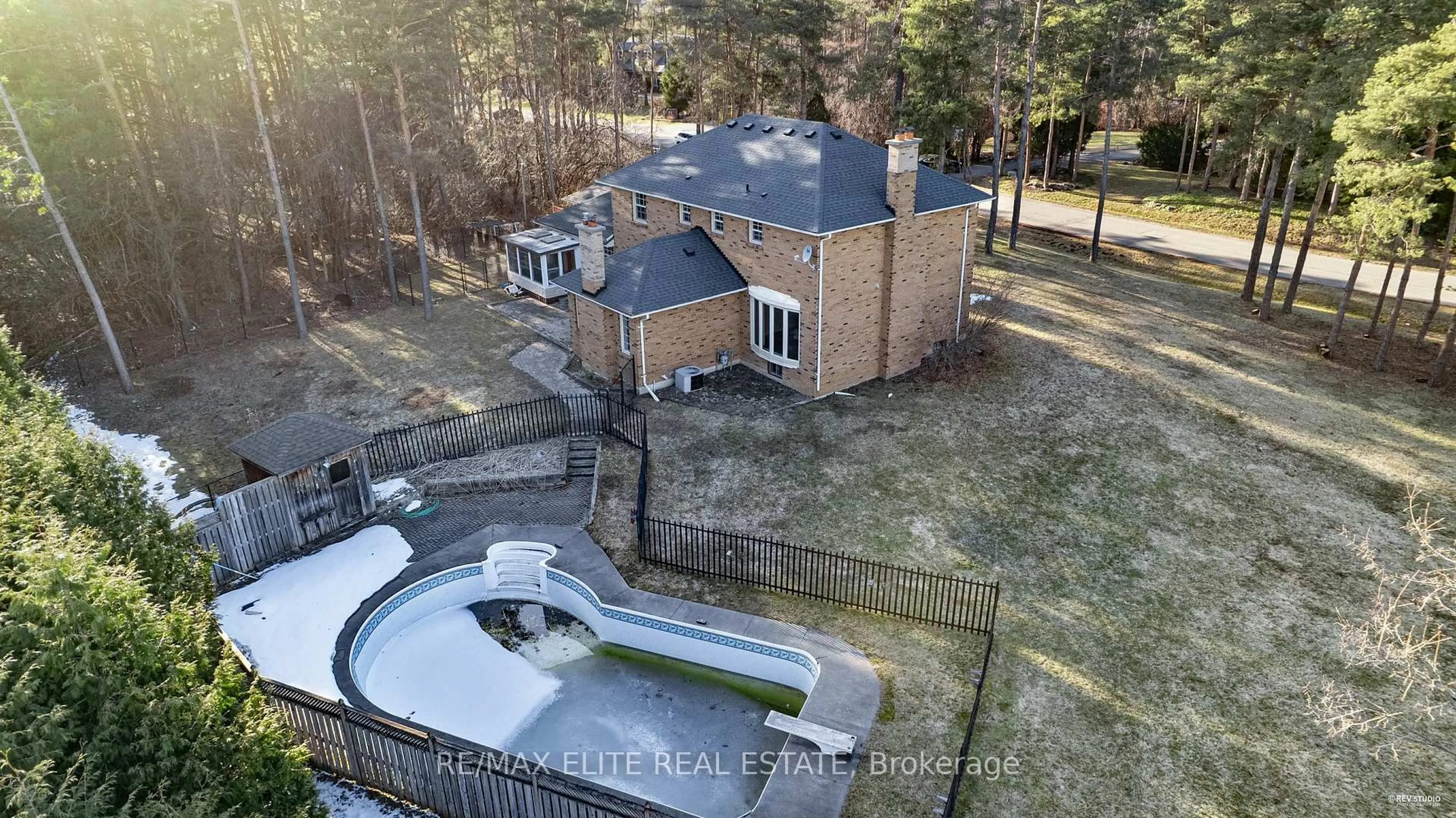 A pic from outside/outdoor area/front of a property/back of a property/a pic from drone, water/lake/river/ocean view for 30 Cynthia Cres, Richmond Hill Ontario L4E 2P8