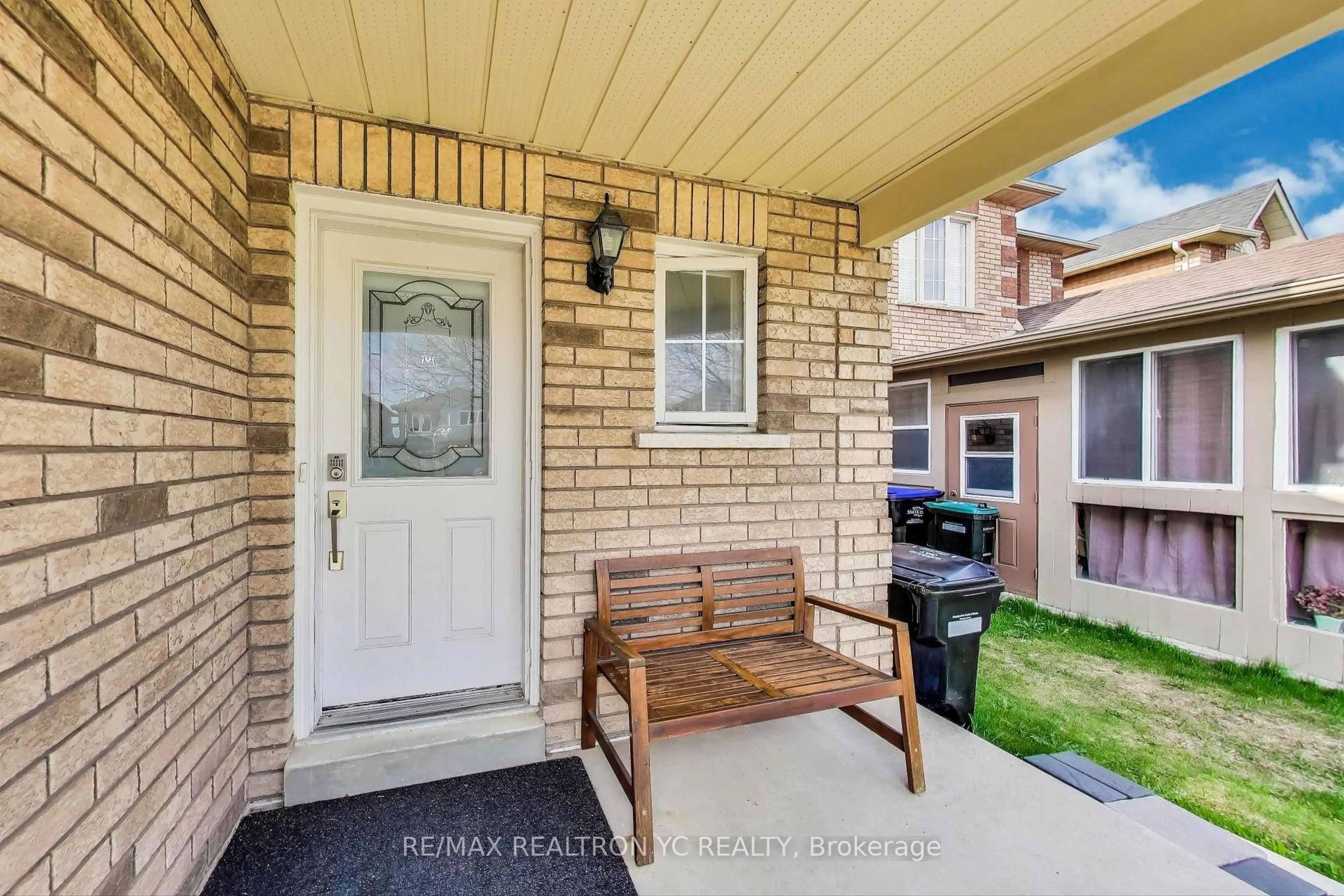 Indoor entryway for 86 Breeze Dr, Bradford West Gwillimbury Ontario L3Z 3A5