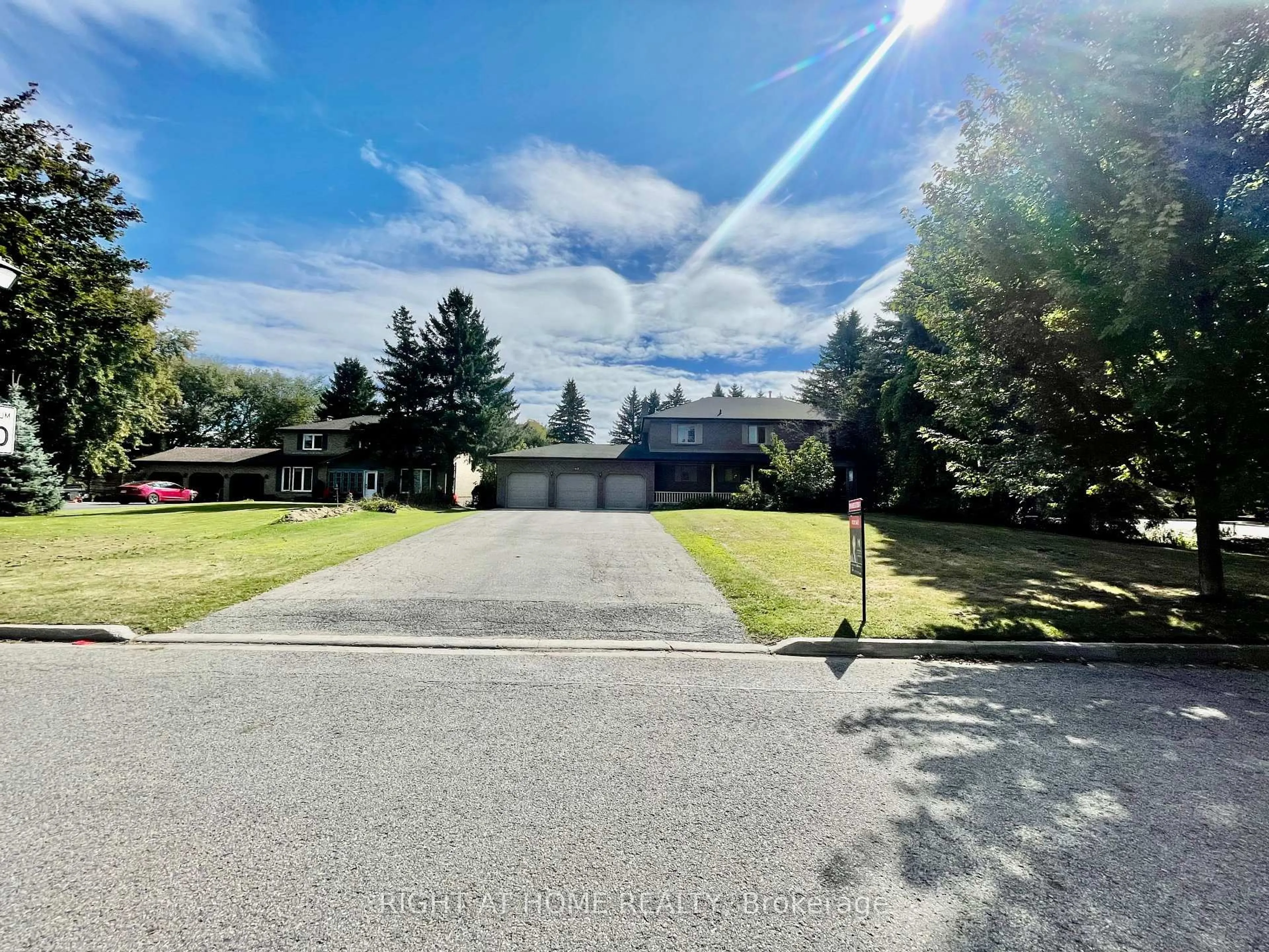 A pic from outside/outdoor area/front of a property/back of a property/a pic from drone, street for 42 William St, East Gwillimbury Ontario L0G 1V0