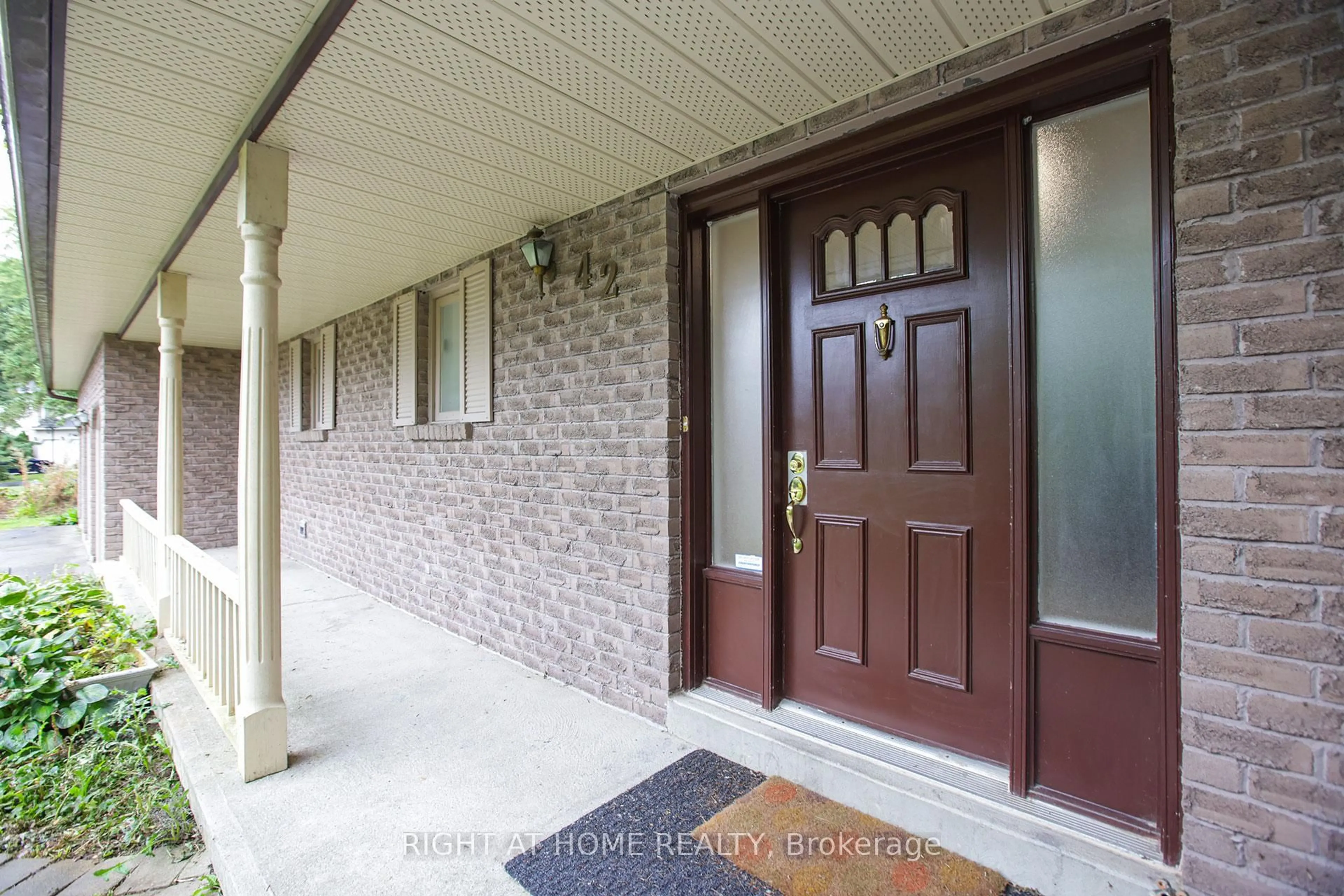 Indoor entryway for 42 William St, East Gwillimbury Ontario L0G 1V0