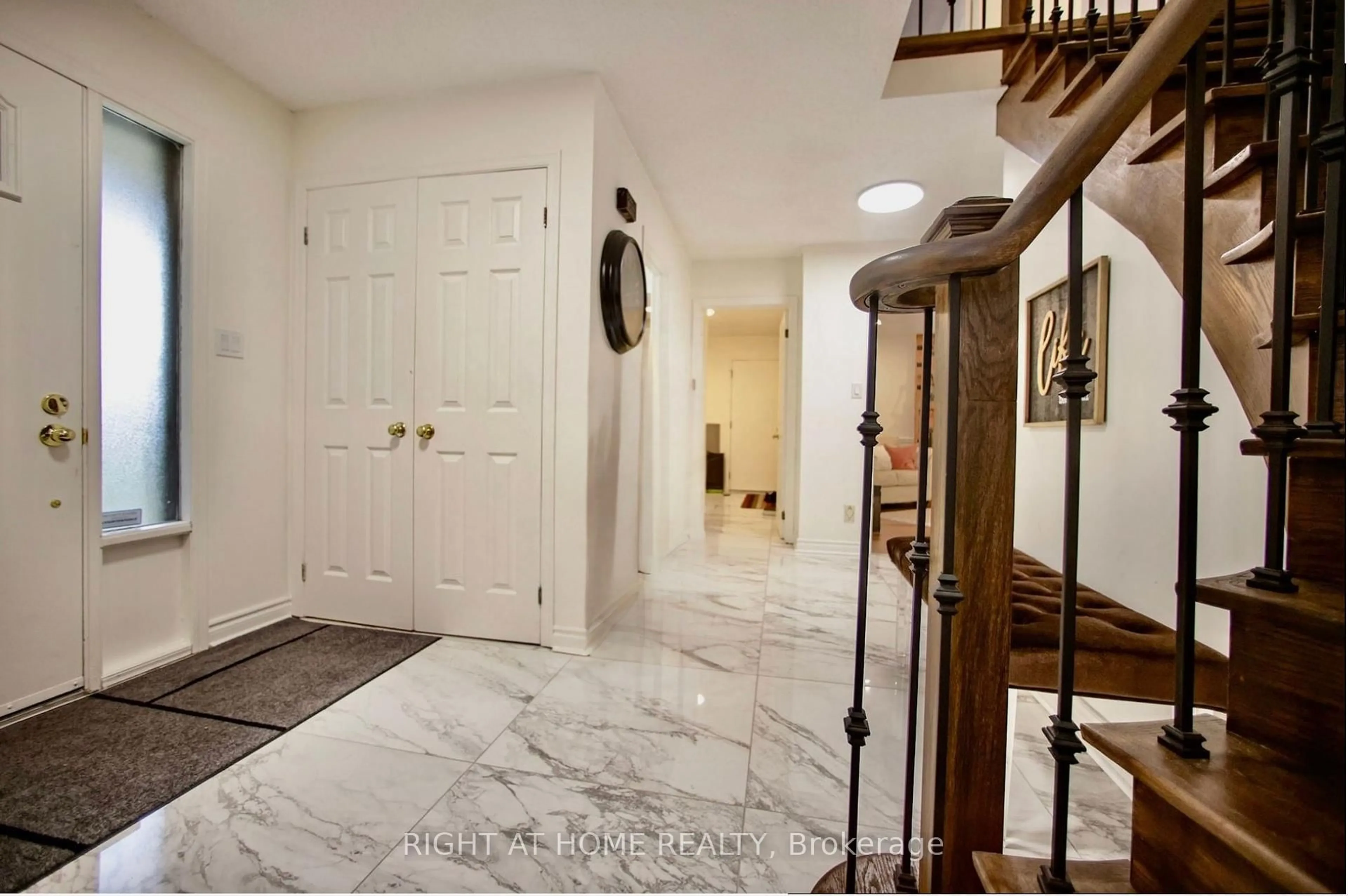 Indoor entryway for 42 William St, East Gwillimbury Ontario L0G 1V0